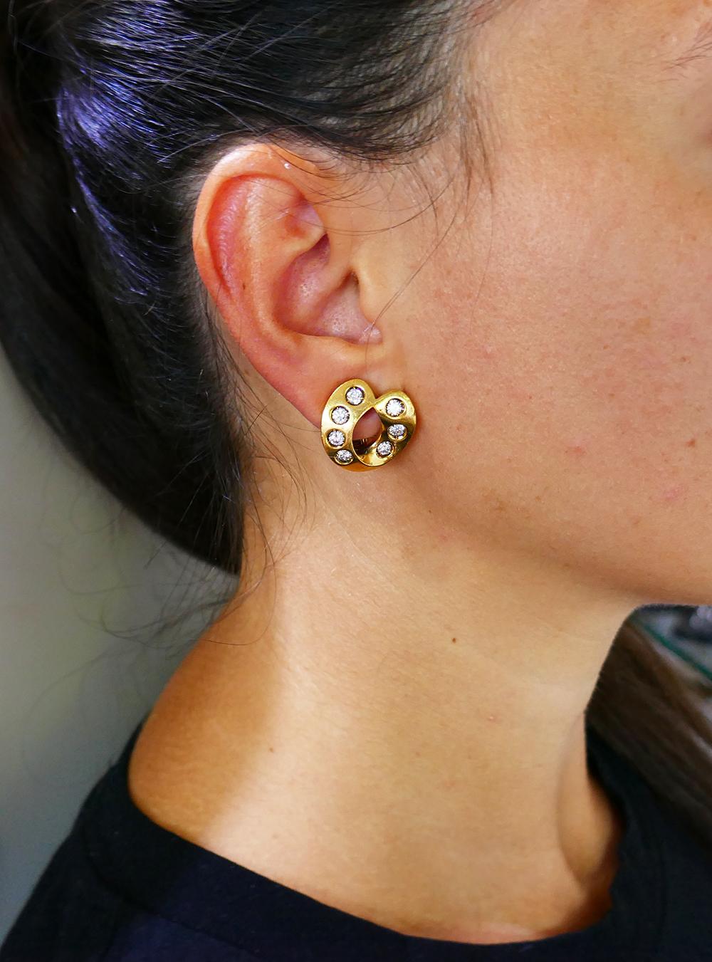 Paire de boucles d'oreilles élégantes et sophistiquées créées par Pomellato en Italie dans les années 1970. Chics et portables, les boucles d'oreilles vintage sont un excellent complément à votre collection de bijoux. 
La paire est en or jaune 18