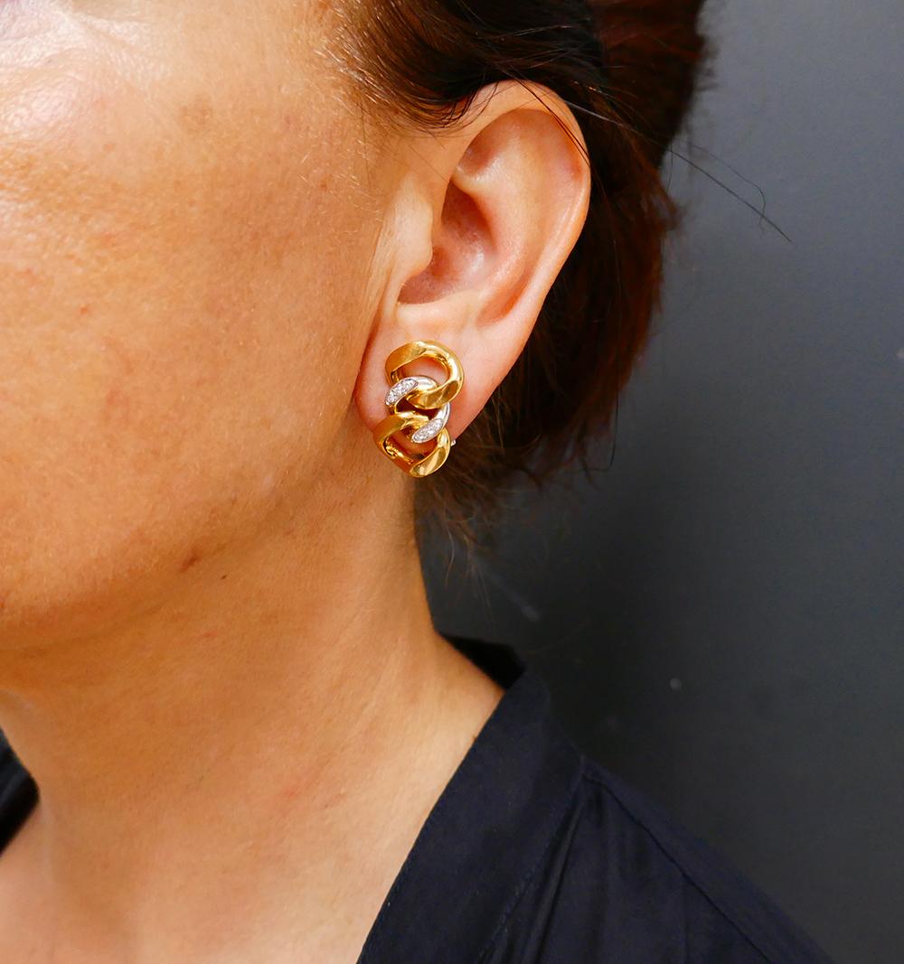 Boucles d'oreilles Vintage Pomellato en or 18 carats et rehaussées de diamants. 
Les boucles d'oreilles vintage sont conçues comme deux morceaux coupés d'une chaîne à maillons. Chaque boucle d'oreille est composée de trois maillons imbriqués : deux