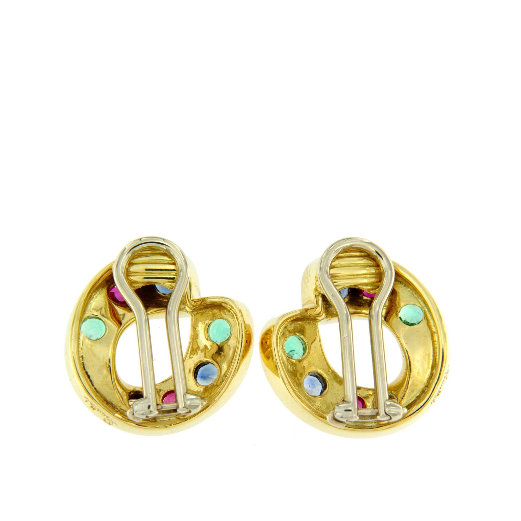 Boucles d'oreilles Pomellato en or jaune des années 1970
Émeraudes, diamants, rubis et saphirs d'environ 0,25  chacun.
Collection Vintage