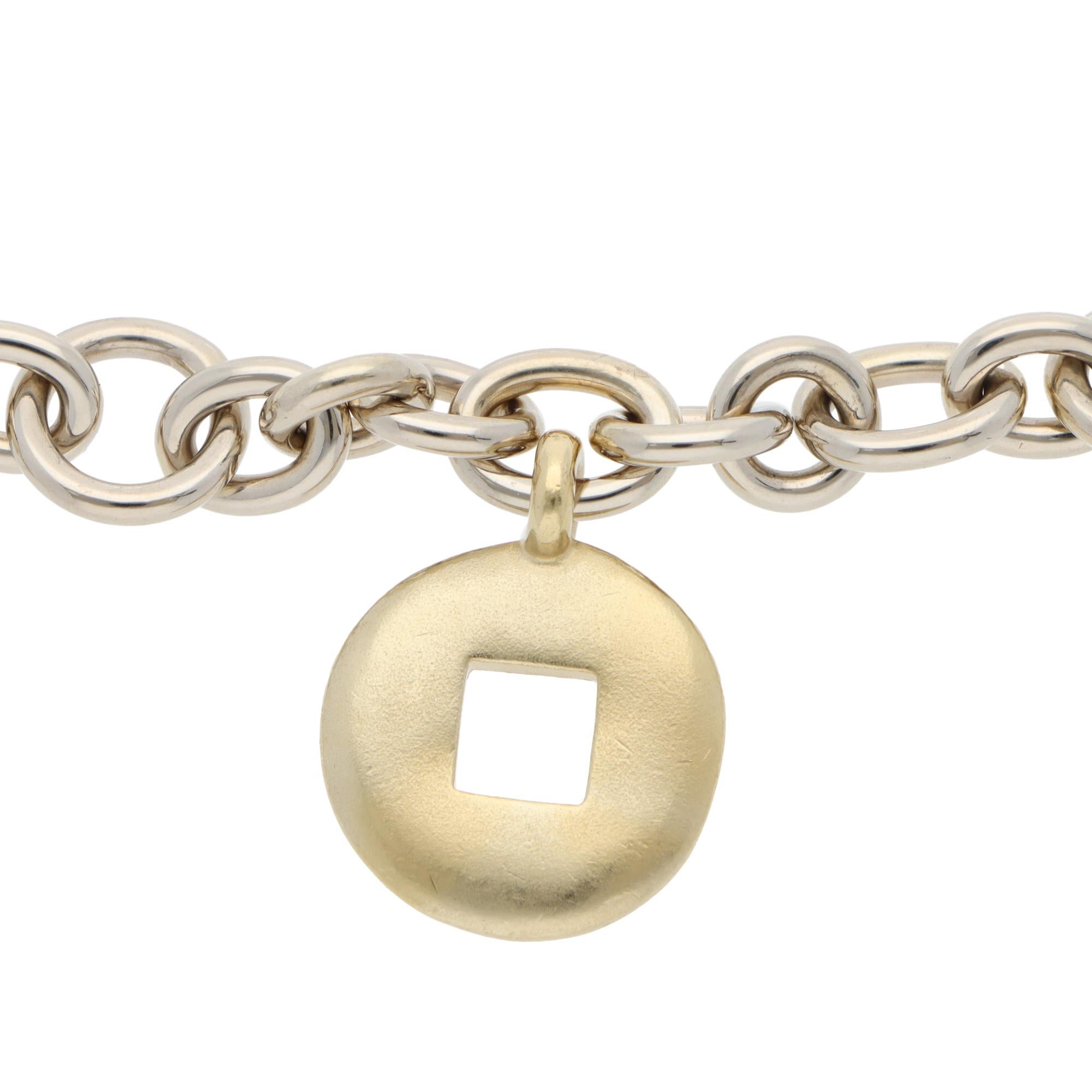 Una elegante pulsera de eslabones con cadena de monedas Pomellato Moneta Giapponese vintage, engastada en oro blanco y amarillo de 18 quilates.

La pulsera presenta motivos de monedas antiguas elaborados en oro amarillo mate. Están unidos con