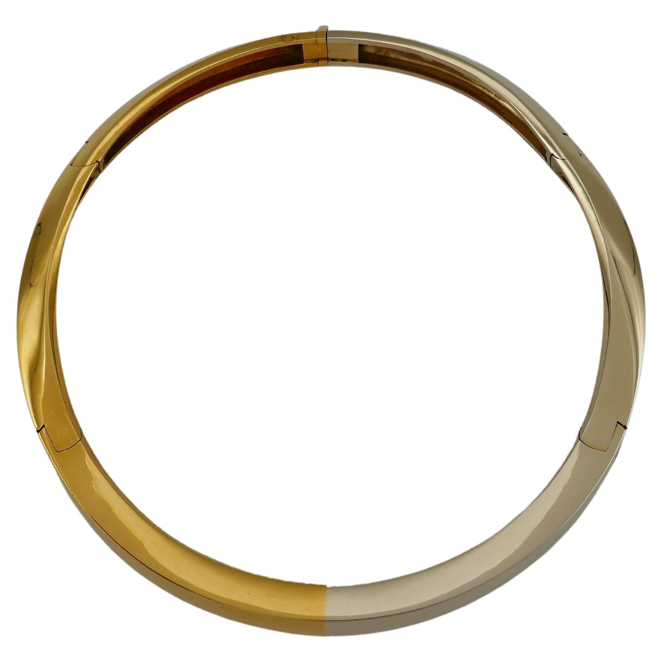 Ein glänzendes Vintage-Halsband von Pomellato aus zweifarbigem 18-karätigem Gold. Die sorgfältig gearbeitete Form ist so gestaltet, dass sie perfekt um einen Hals sitzt. Gestempelt mit der Herstellermarke und einer Punze für 18 Karat