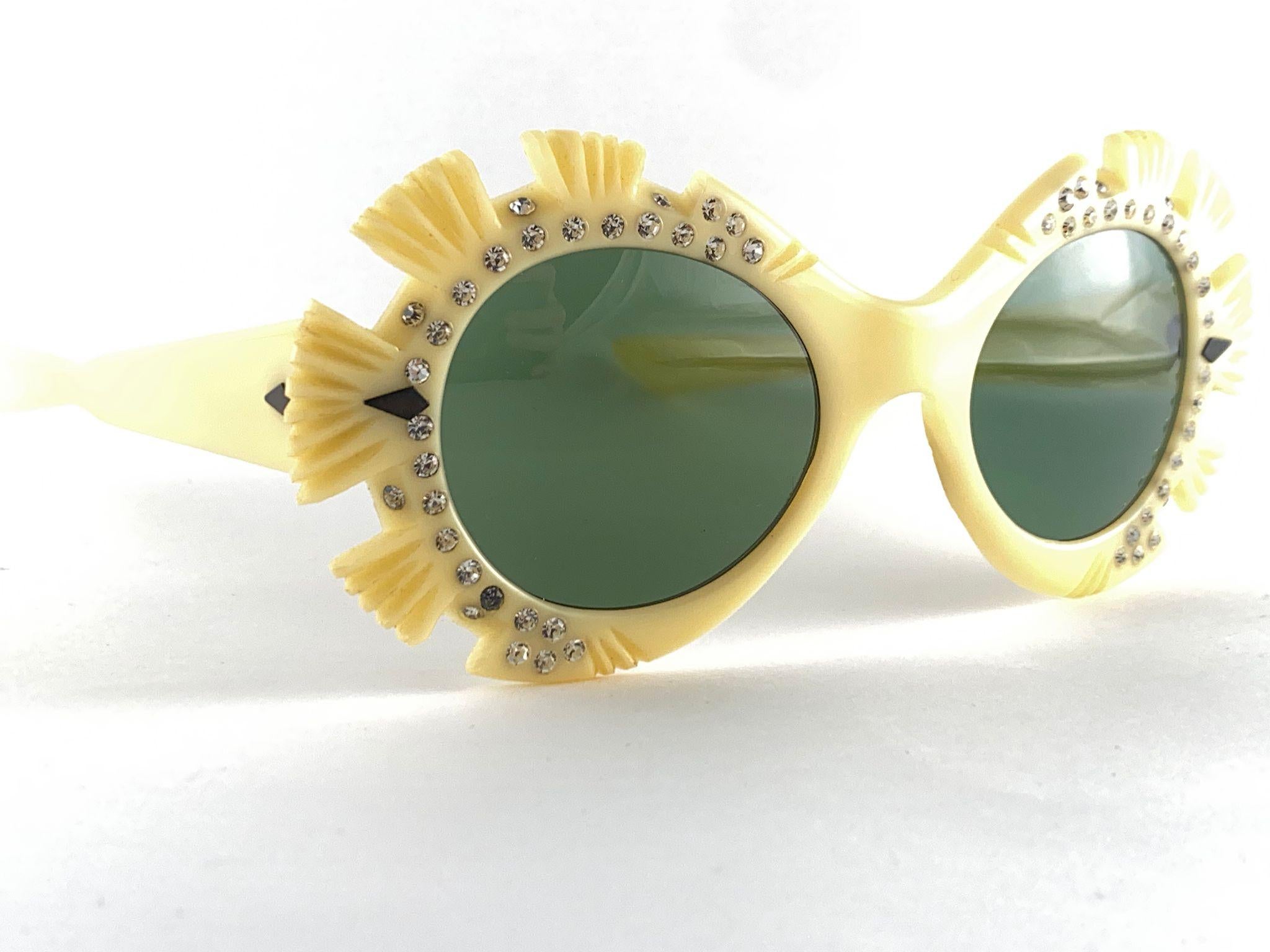 Menta Super Rara Vintage Pompeya Amarillo Claro Adornado Con Diamantes de imitación Gafas de sol.

Por favor, ten en cuenta que este artículo tiene 60 años y muestra pequeños signos de desgaste, las piezas de apoyo de la nariz han sido retiradas,