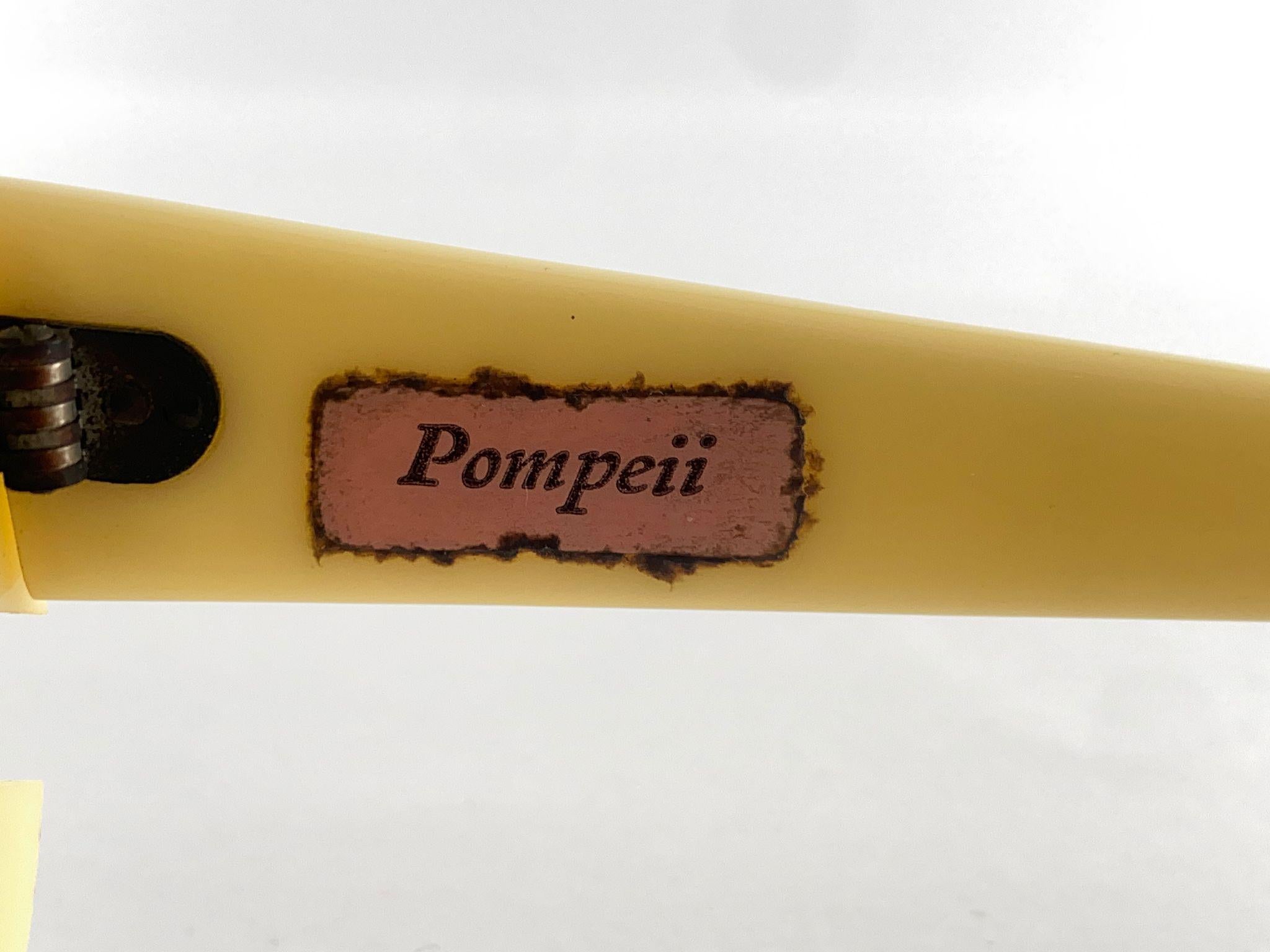 Gafas de sol Vintage Pompeii Light Yellow Rhinestones Accents Italy Made, 1960 Gris en venta