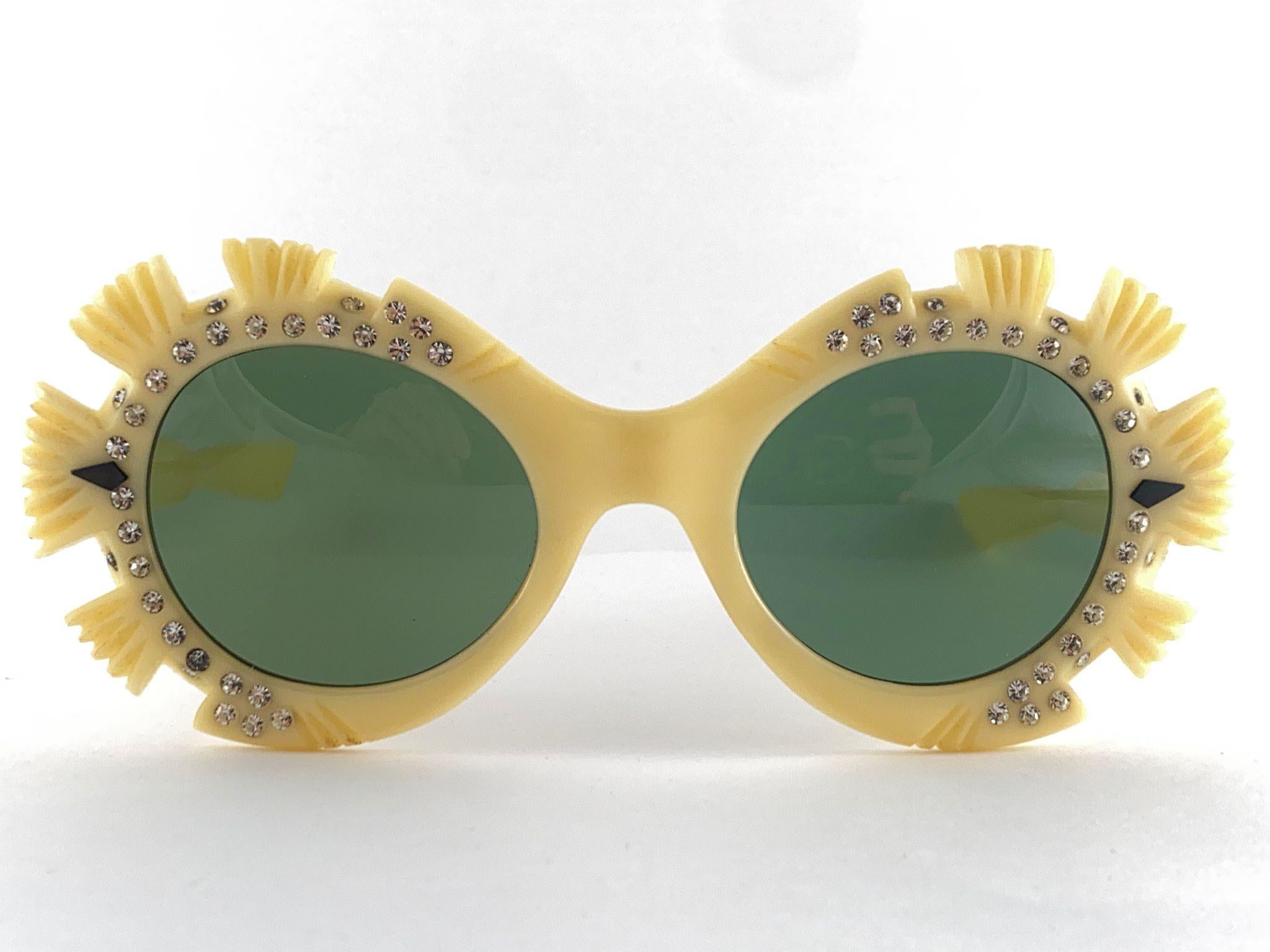 Gafas de sol Vintage Pompeii Light Yellow Rhinestones Accents Italy Made, 1960 en Bueno estado para la venta en Baleares, Baleares