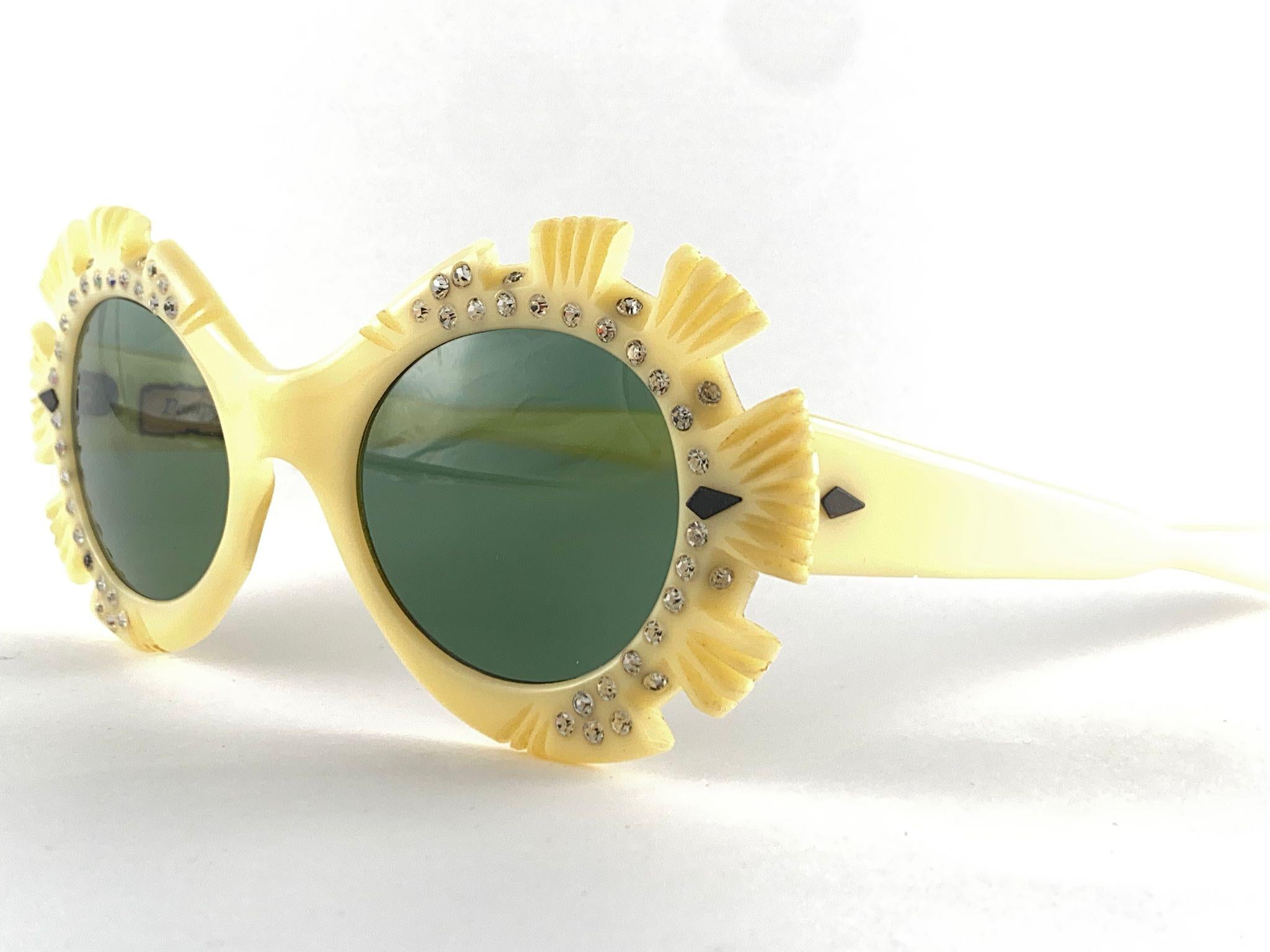 Femenino o masculino Gafas de sol Vintage Pompeii Light Yellow Rhinestones Accents Italy Made, 1960 en venta