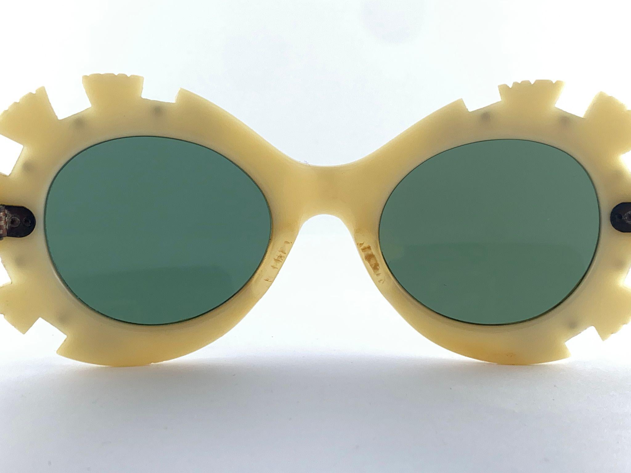 Gafas de sol Vintage Pompeii Light Yellow Rhinestones Accents Italy Made, 1960 en venta 1
