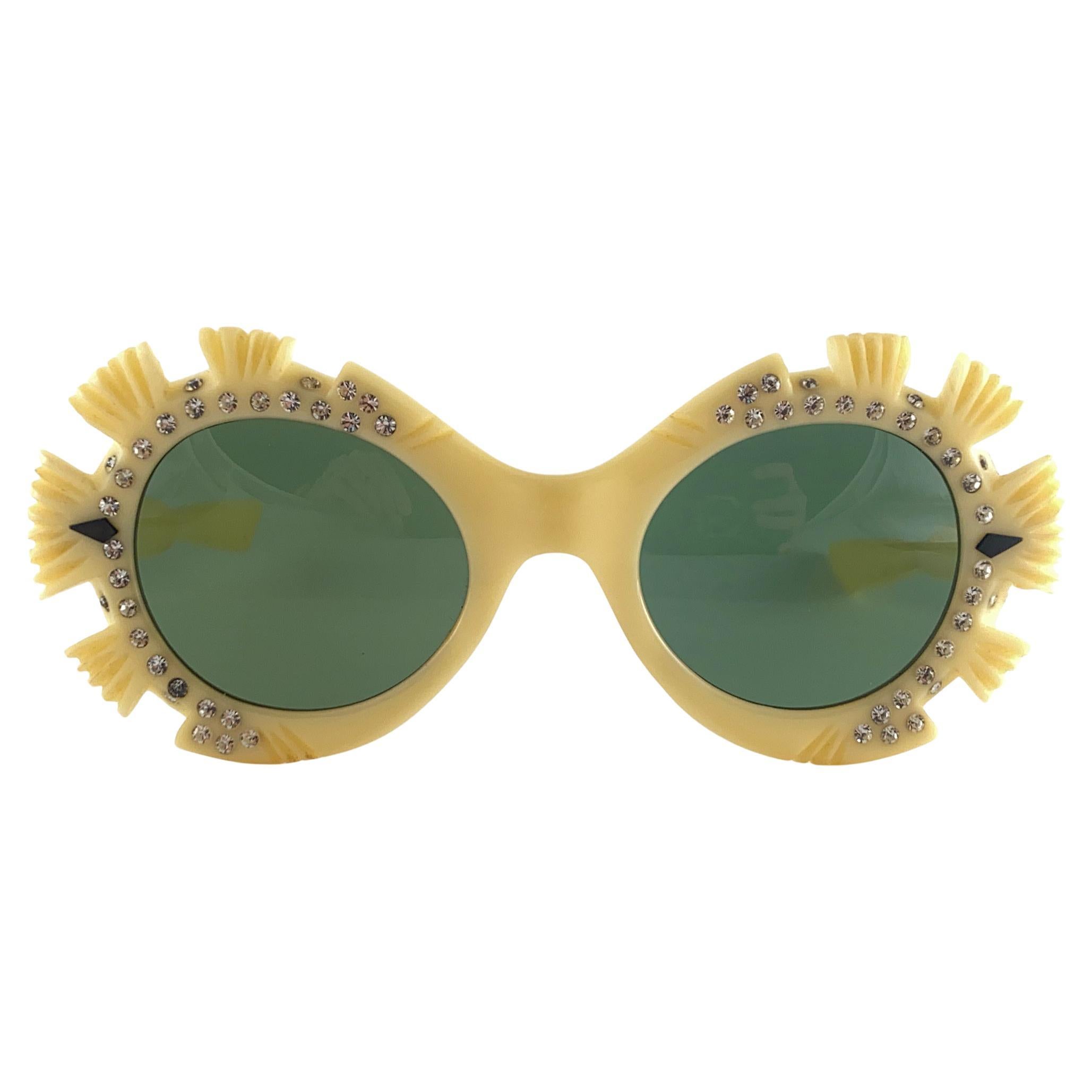 Gafas de sol Vintage Pompeii Light Yellow Rhinestones Accents Italy Made, 1960 en venta