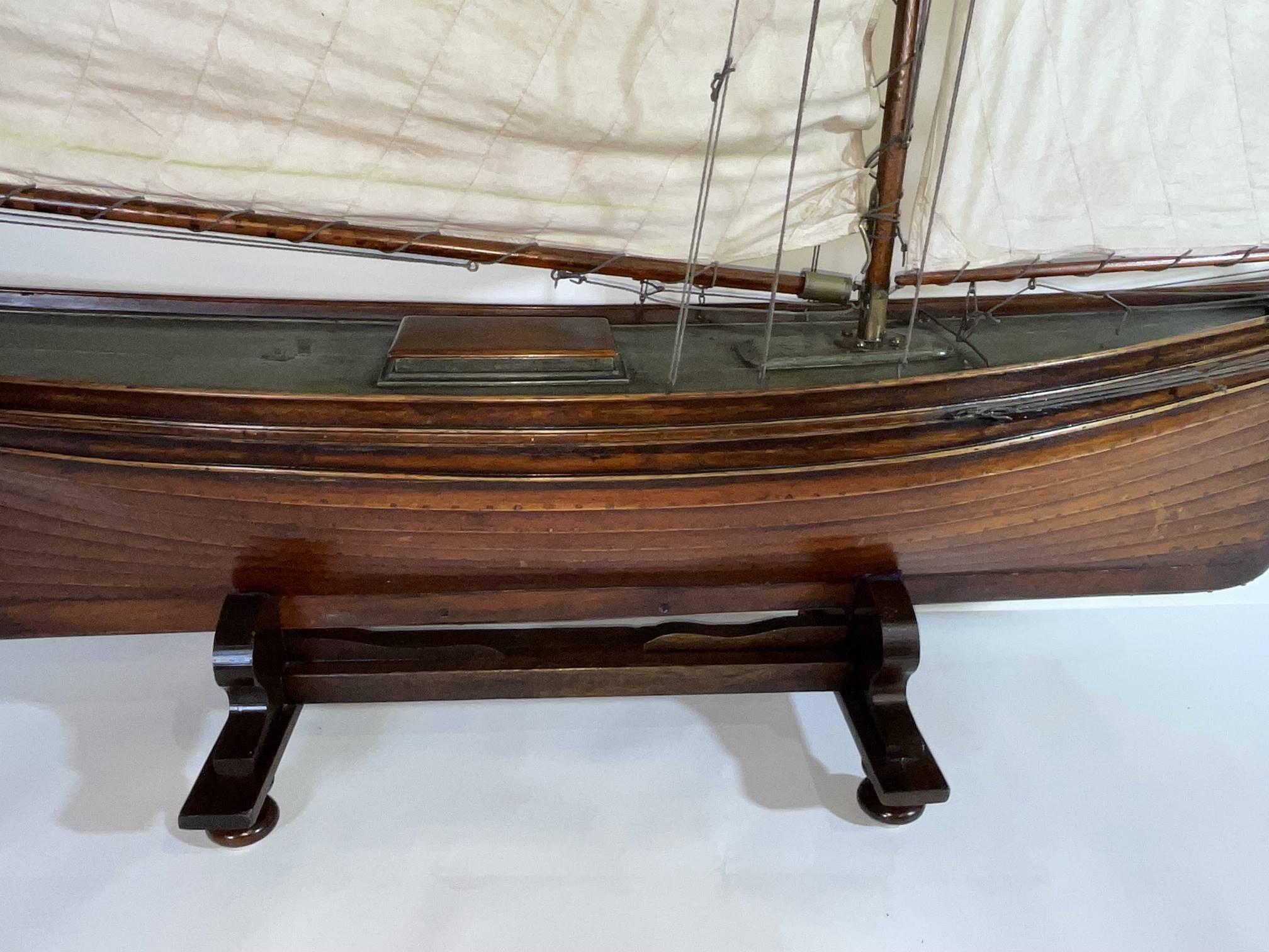 Vintage Pond Yacht with Makers Badge For Sale 10