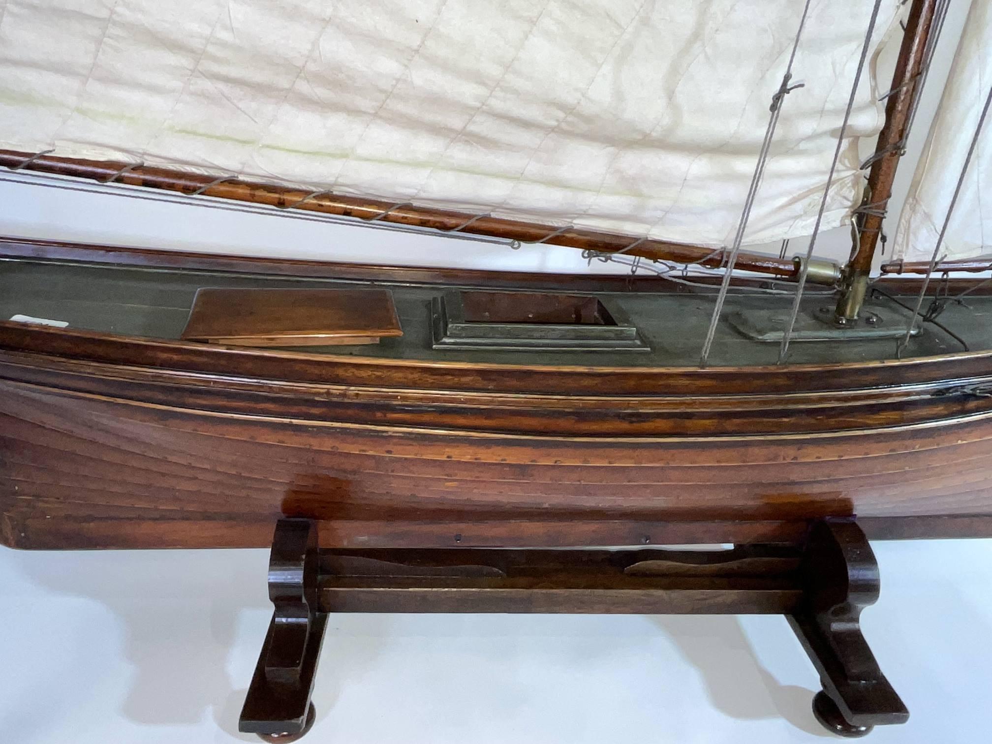 Vintage Pond Yacht with Makers Badge For Sale 12