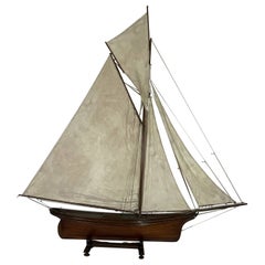 Yacht da laghetto vintage con distintivo del produttore