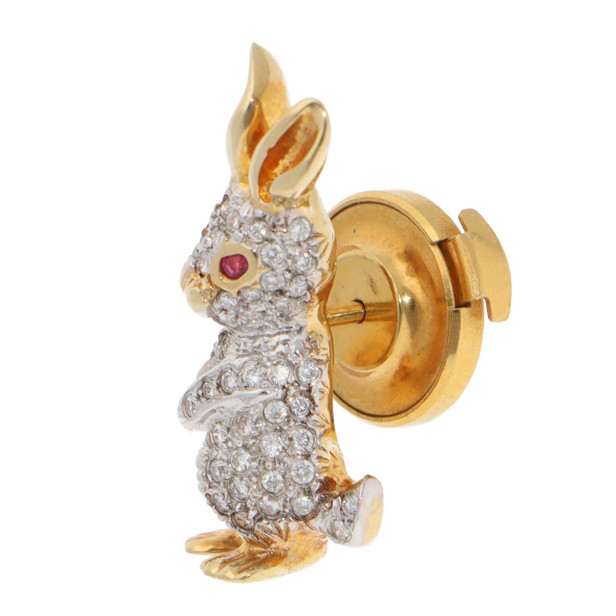 Eine schöne Vintage Ponte Vecchio Rubin und Diamant-Kaninchen-Brosche in 18k Gelb- und Weißgold gesetzt.

Die Brosche zeigt ein stehendes Kaninchenmotiv. Der Hauptkörper des Kaninchens ist mit runden Brillanten im Pavéschliff besetzt, die Augen sind