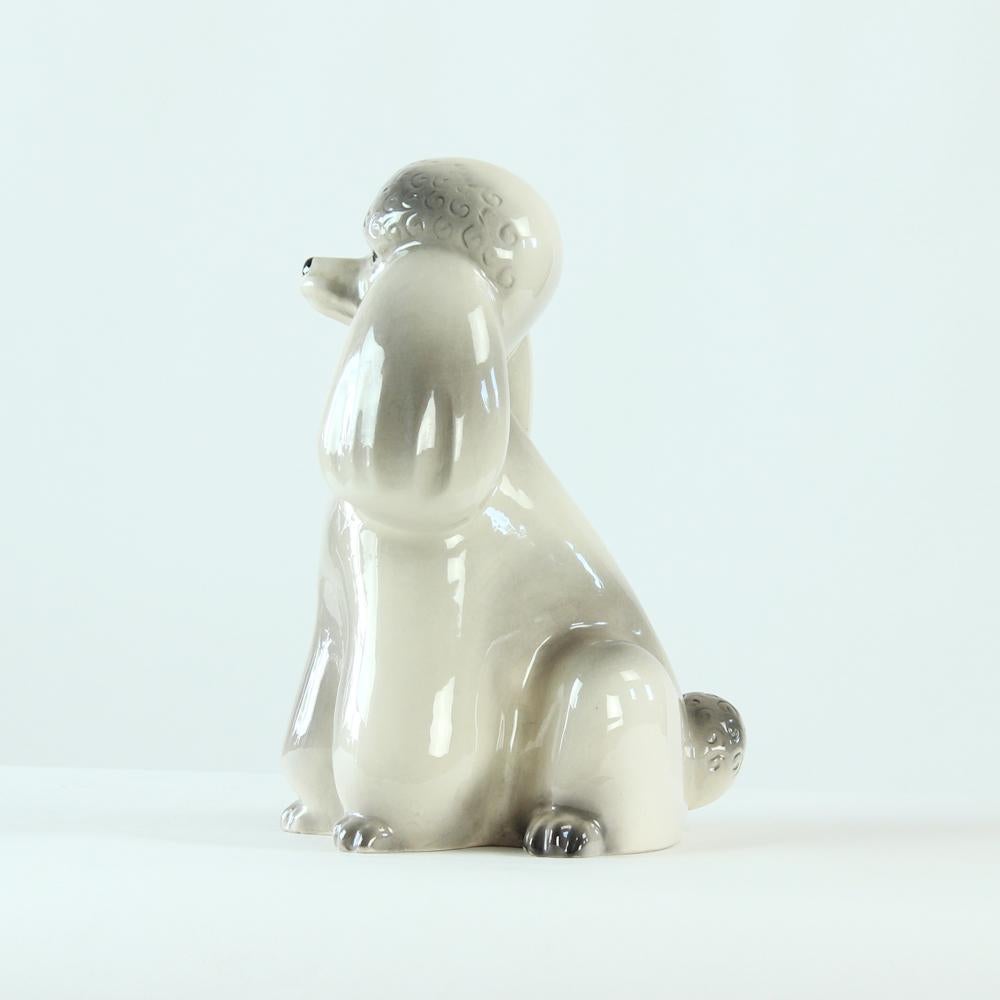 Vintage Poodle Statue In Porcelain By Jihokera, Czechoslovakia 1960s In Excellent Condition For Sale In Zohor, SK