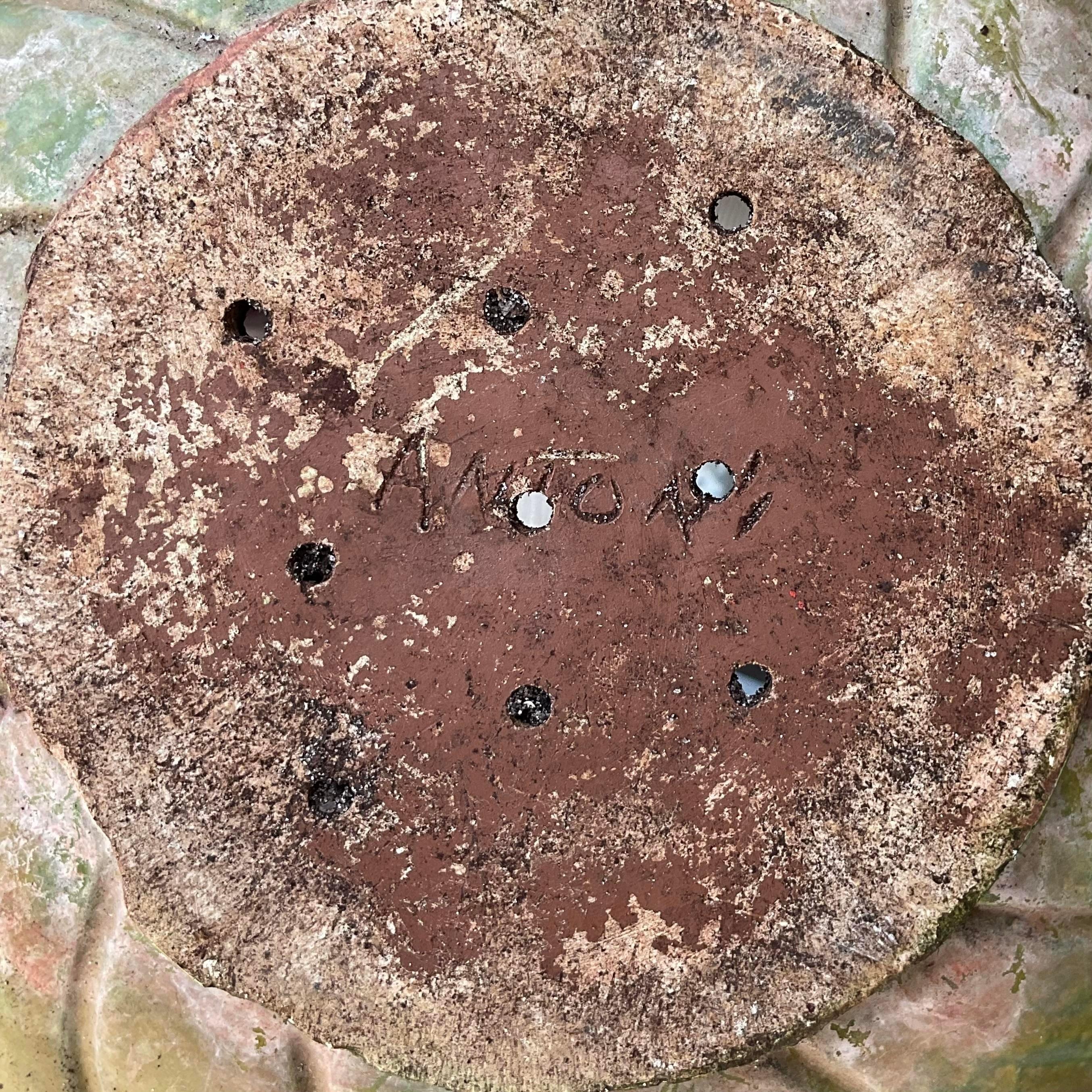 Añade un toque caprichoso a tu jardín o espacio interior con esta Jardinera de Terracota Pintada Pooh Vintage. Perfecto para una decoración de estilo americano, este macetero presenta un encantador diseño pintado a mano inspirado en el entrañable