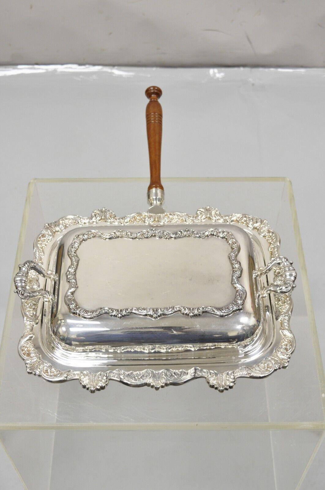 Vintage Poole Silver Co Victorian Style Silver Plated Lidded Servierplatte mit Holzgriff. Mit abnehmbarem Holzgriff, kunstvollem Dekor und Originalpunze. Circa Mitte des 20. Jahrhunderts. Abmessungen:  4