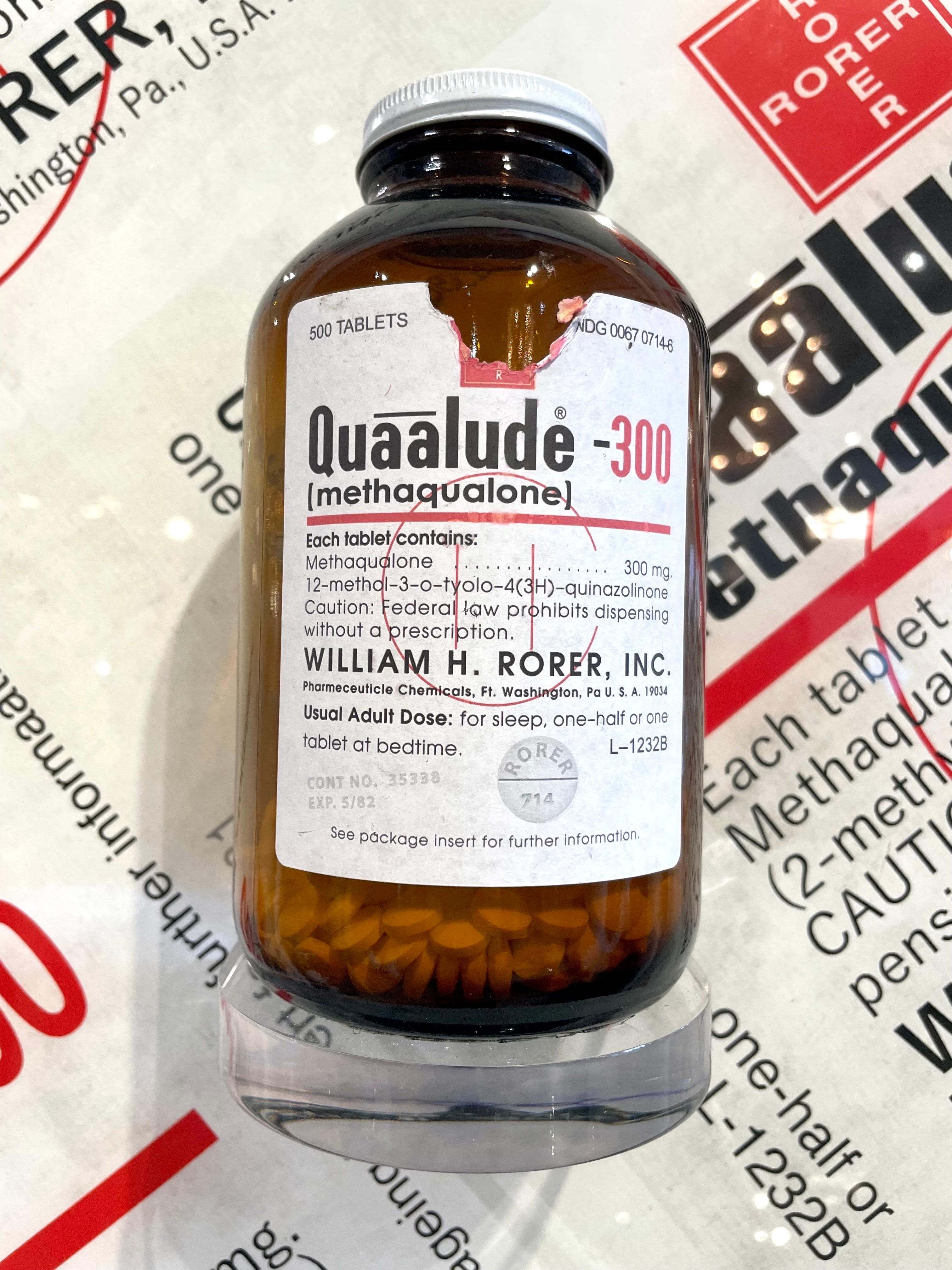 Américain Vieille jarre en acrylique Pop Art « Quartudes » avec faux pilules en vente