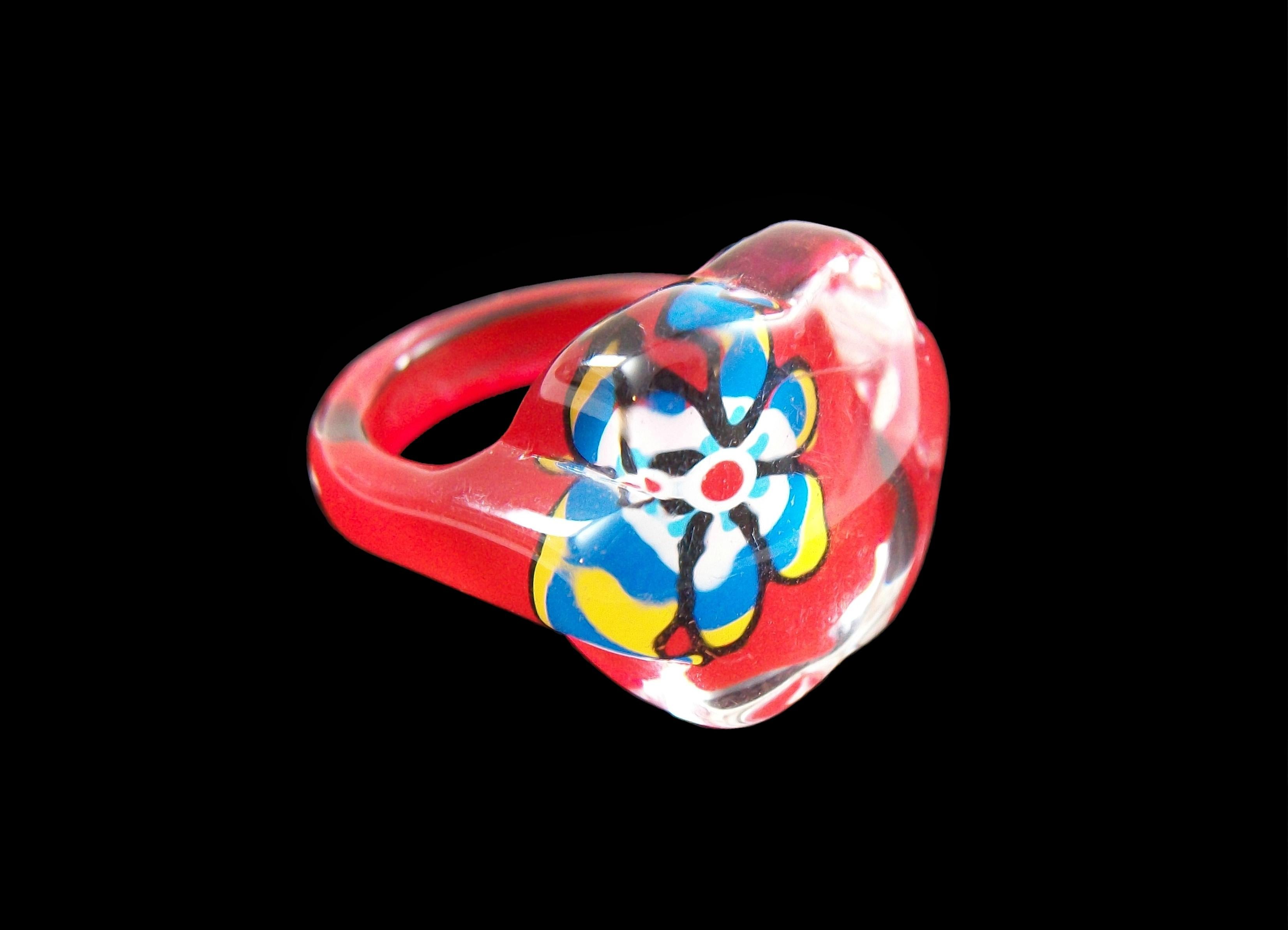Modern Vintage Pop Art Back Painted Lucite Ring - Size 7 3/4 - Unsigned - Late 20th C. For Sale