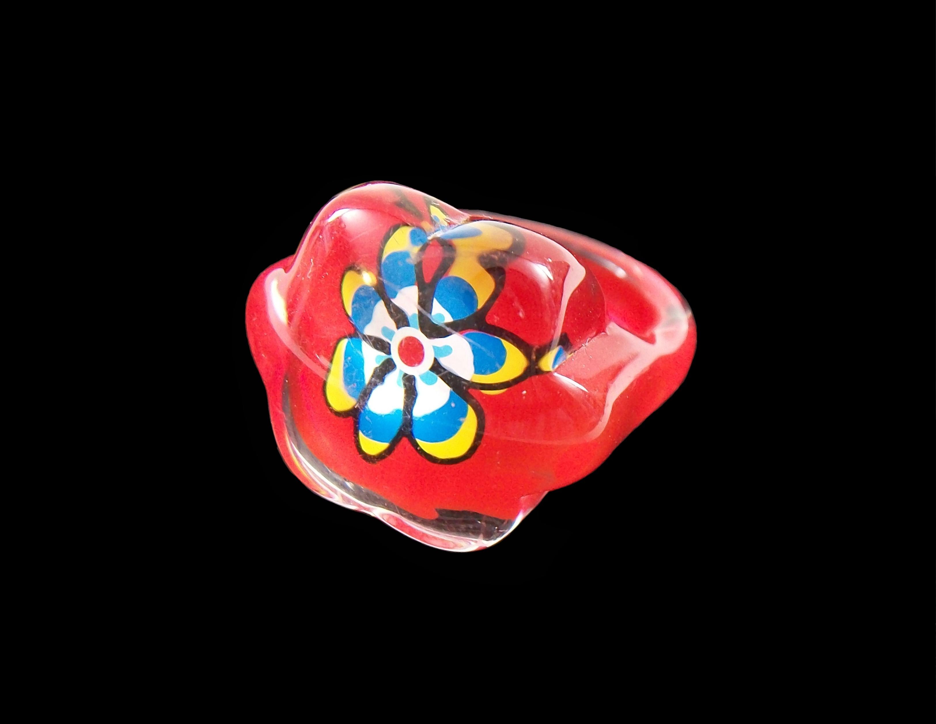 Vintage Pop Art Back Painted Lucite Ring - Size 7 3/4 - Unsigned - Late 20th C. In Good Condition For Sale In Chatham, CA
