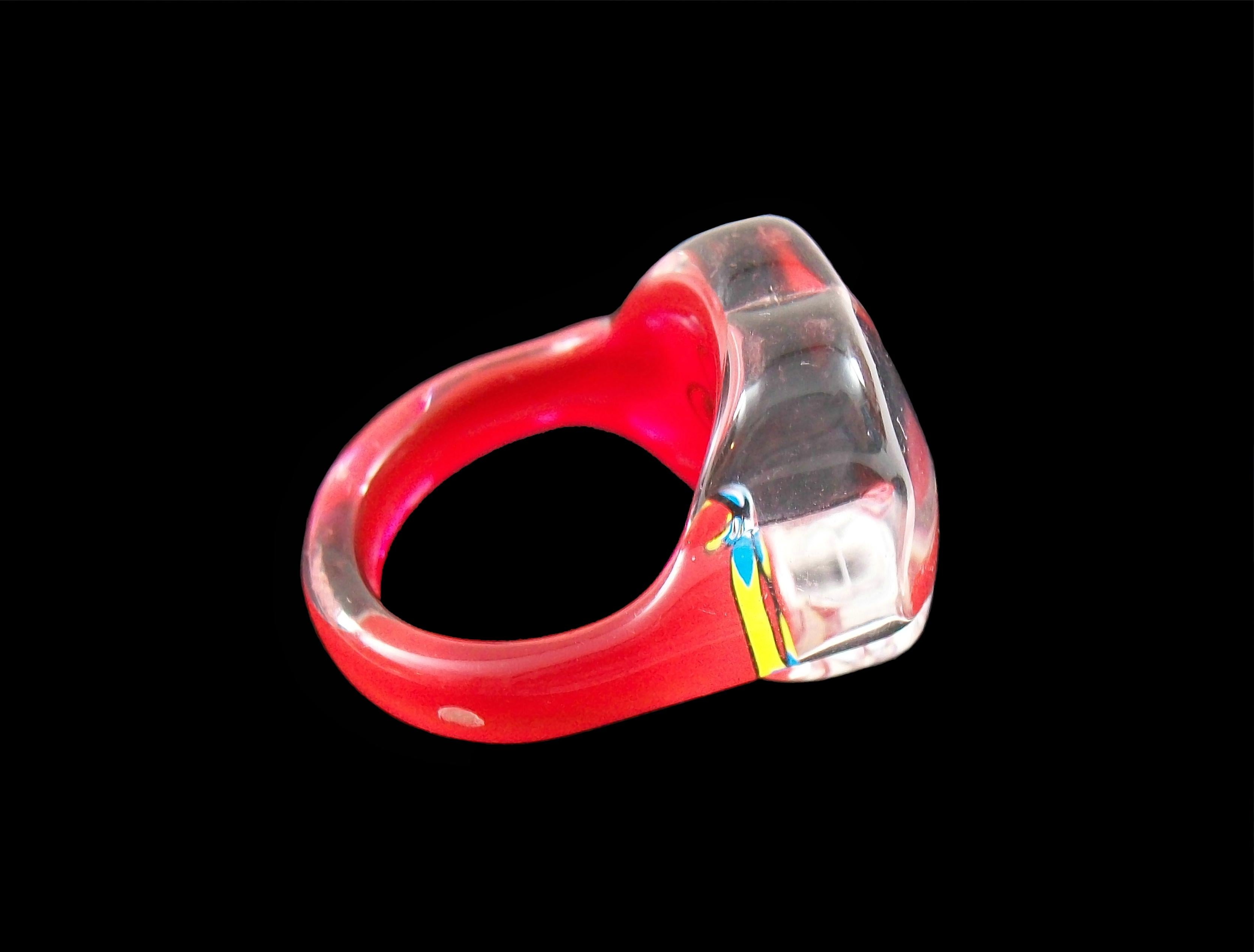 Women's or Men's Vintage Pop Art Back Painted Lucite Ring - Size 7 3/4 - Unsigned - Late 20th C. For Sale