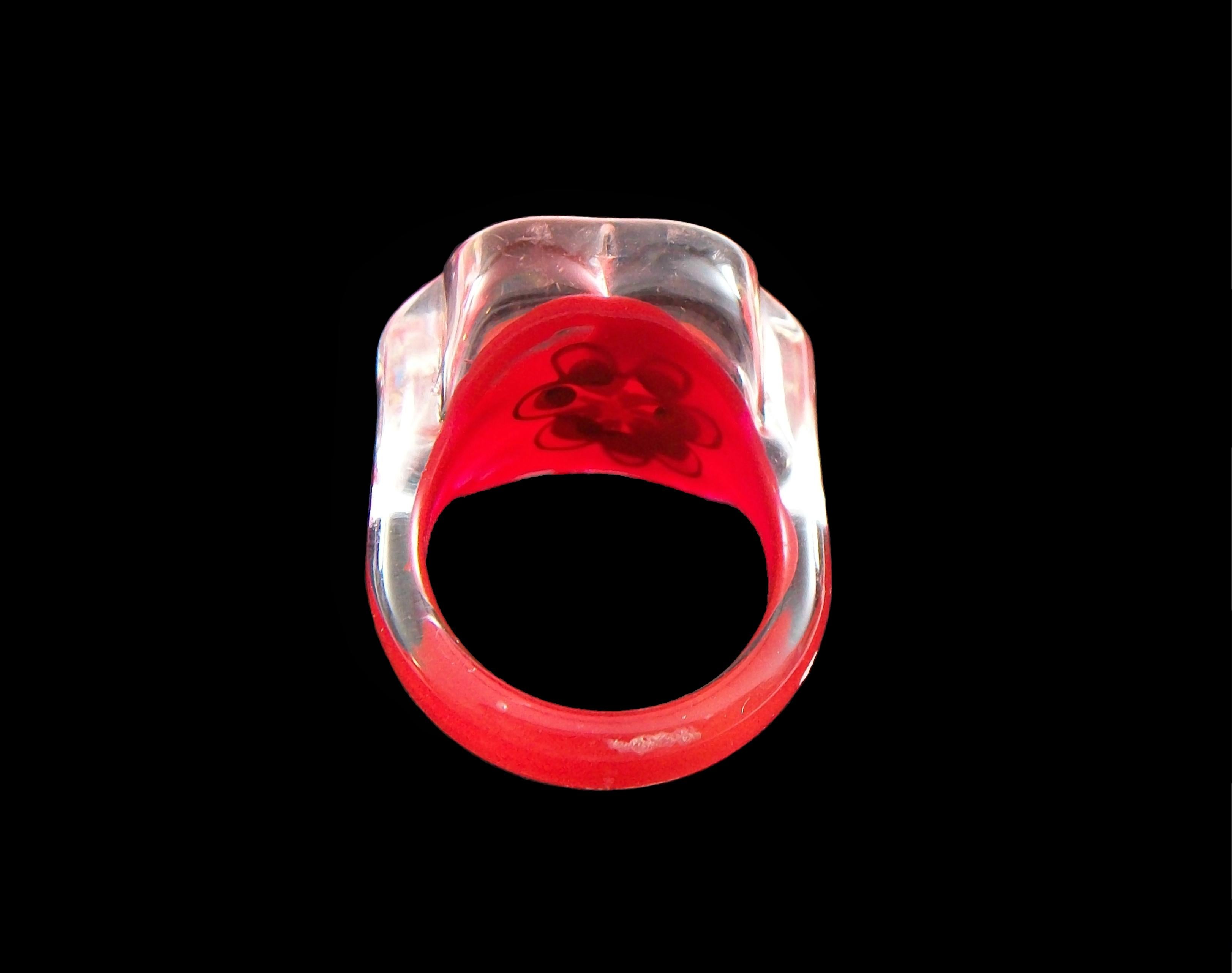 Vintage Pop Art Back Painted Lucite Ring - Size 7 3/4 - Unsigned - Late 20th C. For Sale 1