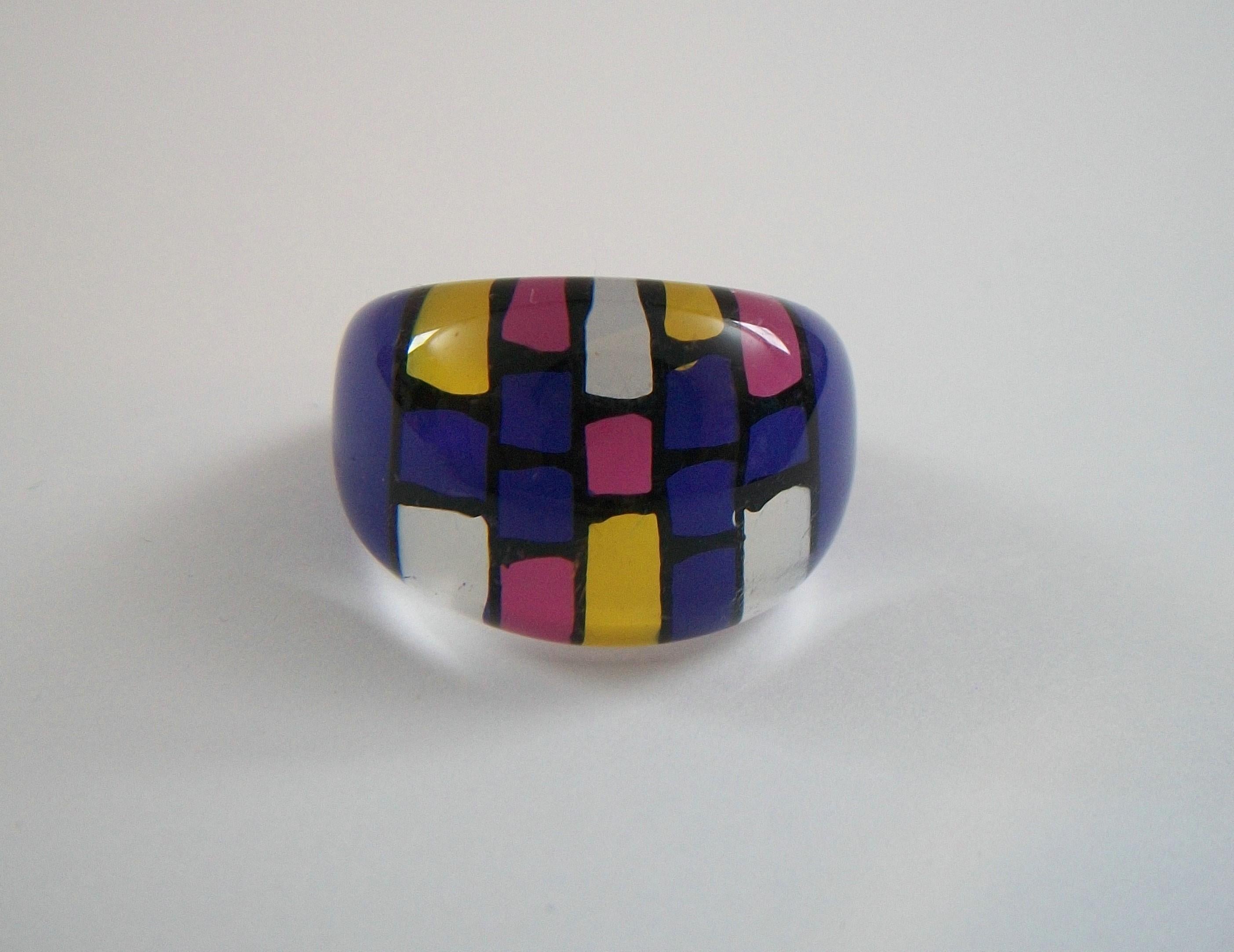Vintage Pop Art Back Painted Lucite Ring - Size 7 3/4 - Unsigned - Late 20th C. For Sale 1