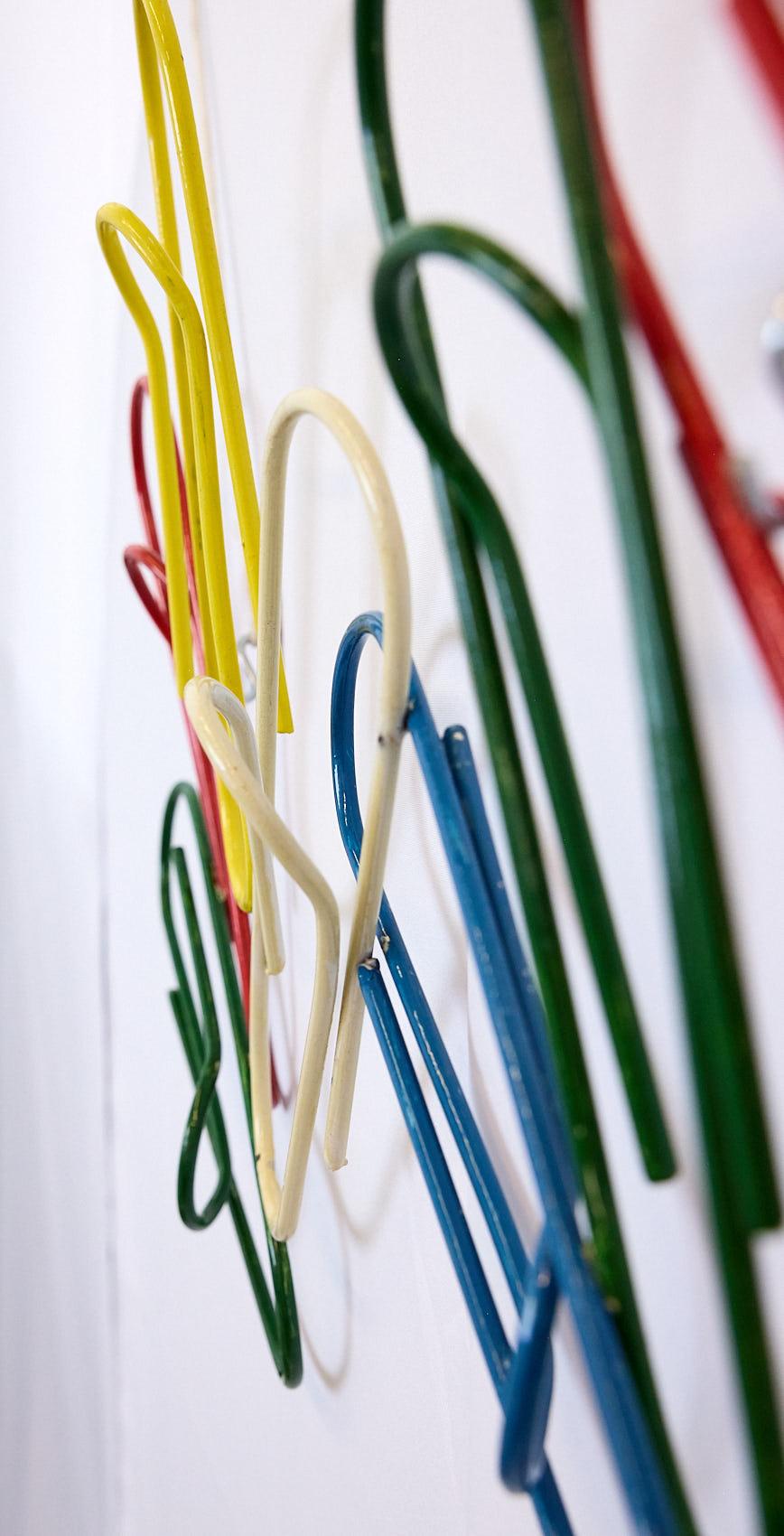 Mehrfarbige Vintage-Wandskulptur aus Papierclips im C. Jere-Stil, Pop Art im Angebot 3