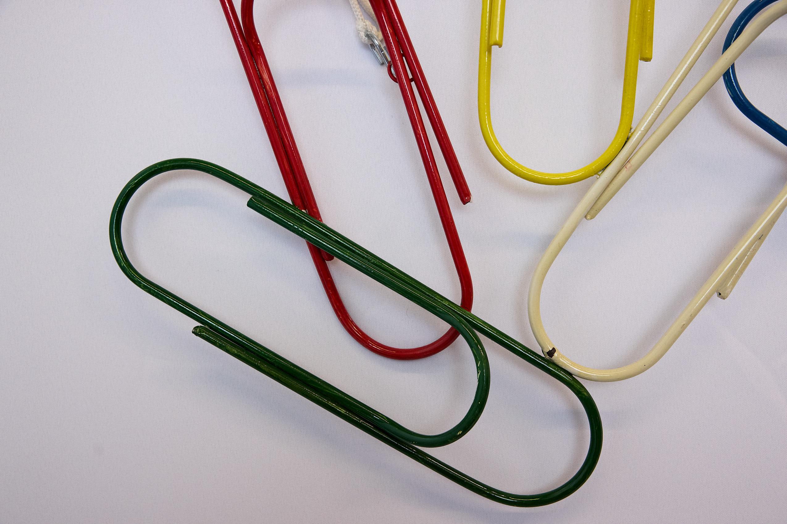 Vintage Pop Art Paperclip Wall Sculpture, gekauft in Italien und im Stil von Curtis Jere. Die Skulptur aus übergroßen Büroklammern, die miteinander verbunden sind, ist in lustigen Primärfarben gehalten und misst 35