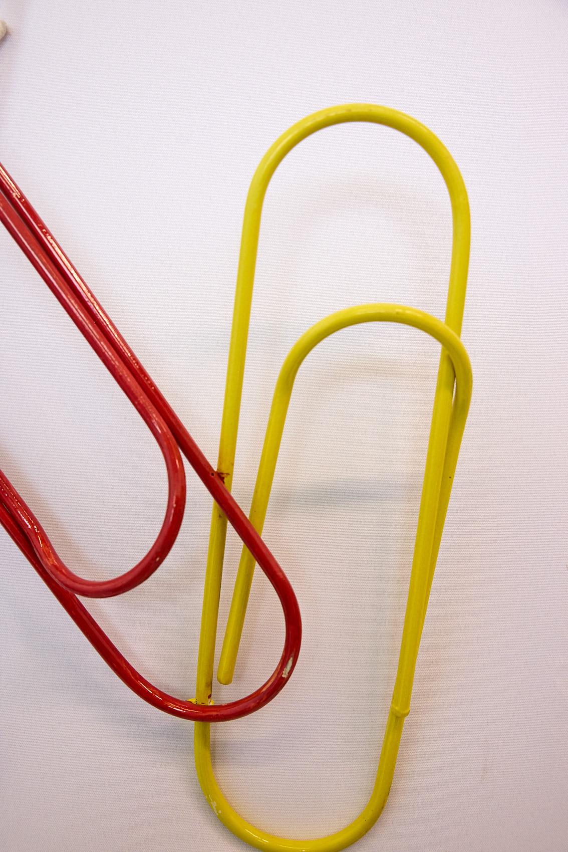 Mehrfarbige Vintage-Wandskulptur aus Papierclips im C. Jere-Stil, Pop Art (Gemalt) im Angebot