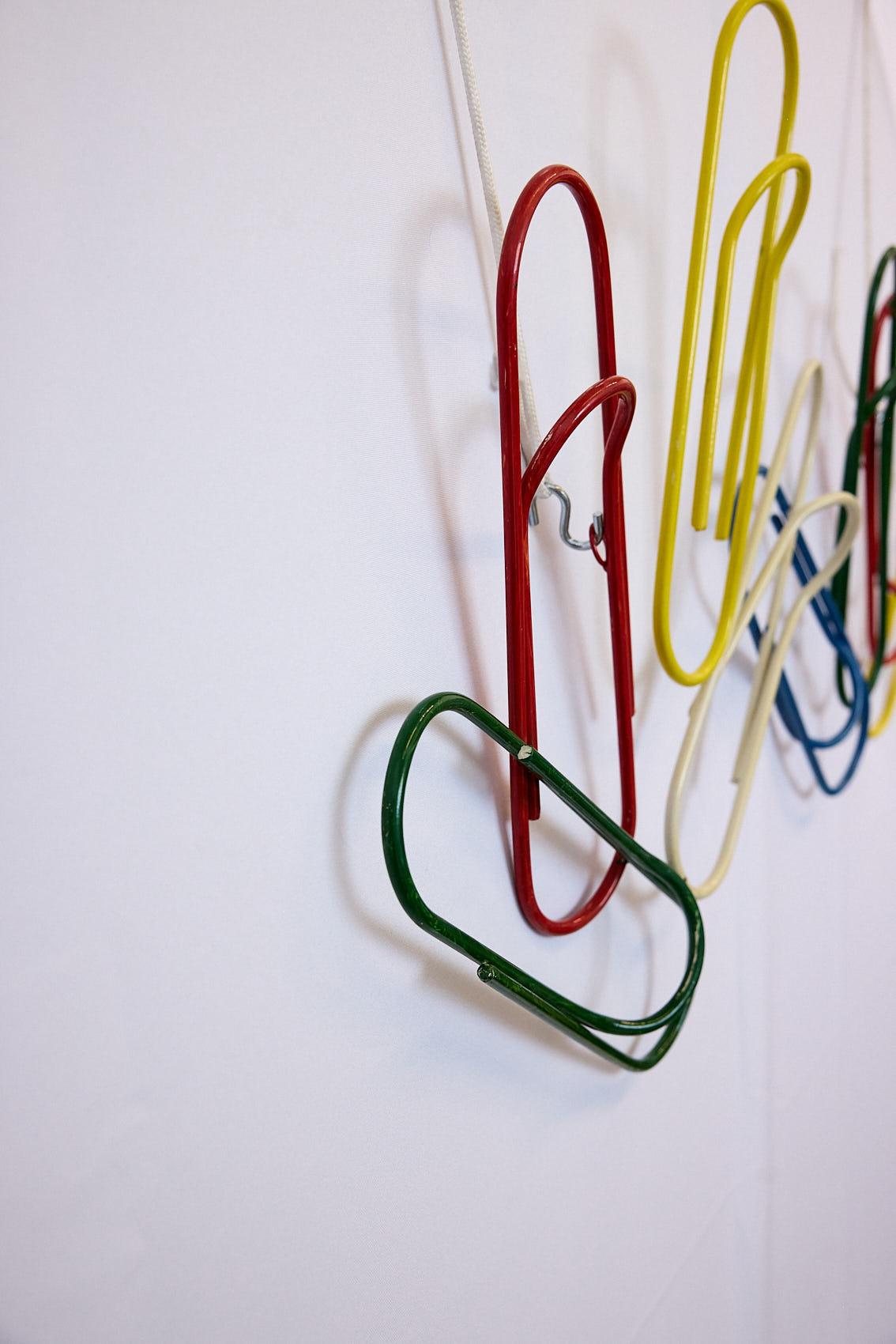Mehrfarbige Vintage-Wandskulptur aus Papierclips im C. Jere-Stil, Pop Art (20. Jahrhundert) im Angebot