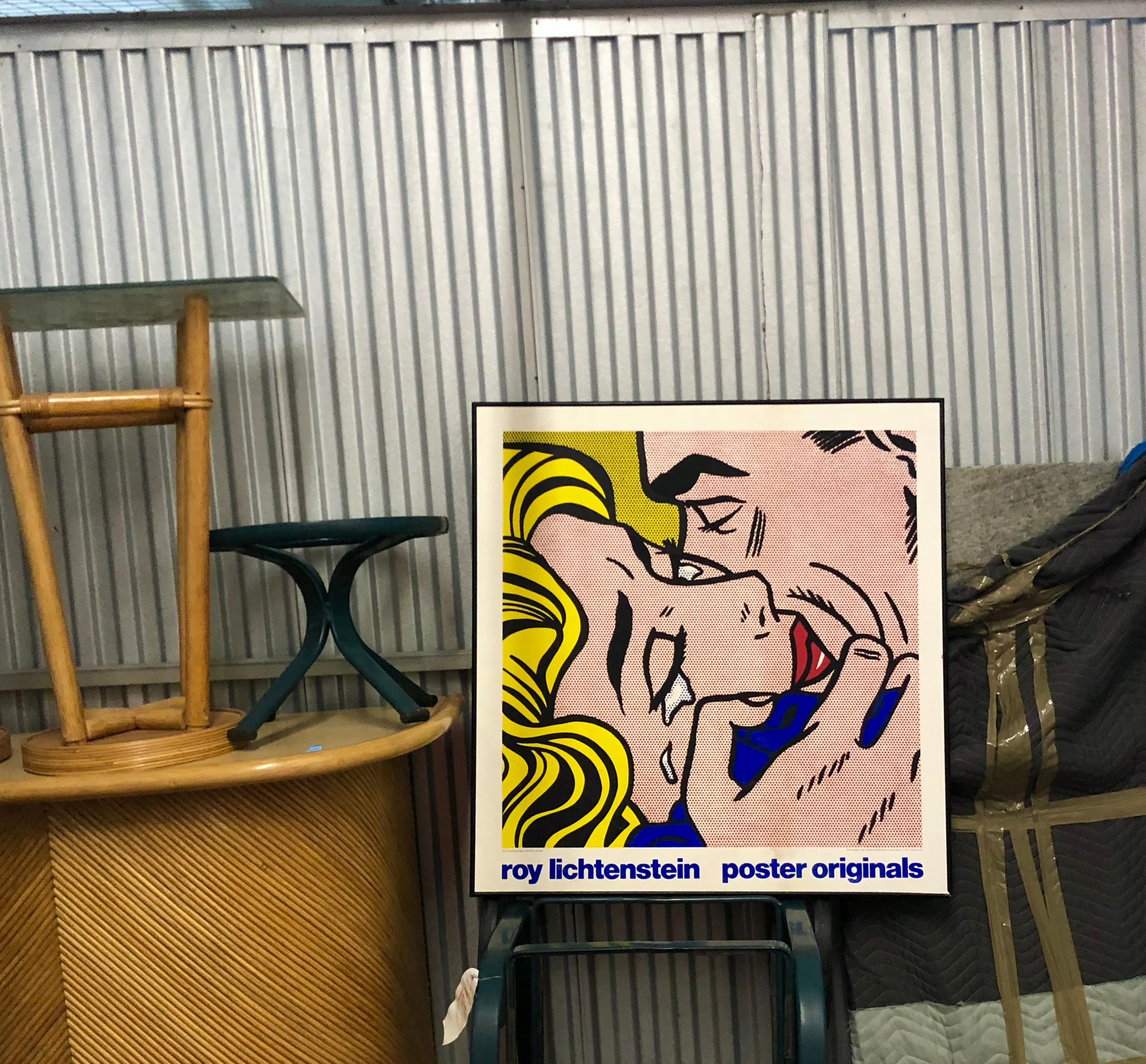 Vintage-Siebdruck der Pop-Art-Ausstellung nach Roy Lichtensteins „Kiss V“  (Moderne der Mitte des Jahrhunderts) im Angebot