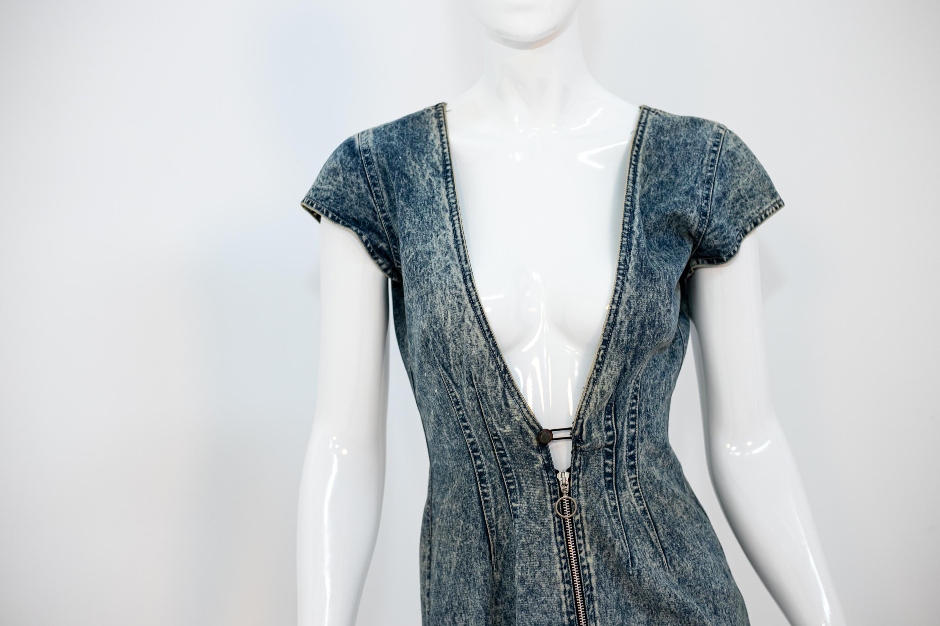 Nice casual denim Pop Style dress from the 80s, fine Italian manufacture.
The dress is made entirely of denim, very elegant and fitted.
The dress is thigh-length, with short sleeves. The special feature of the dress is its very deep neckline, which