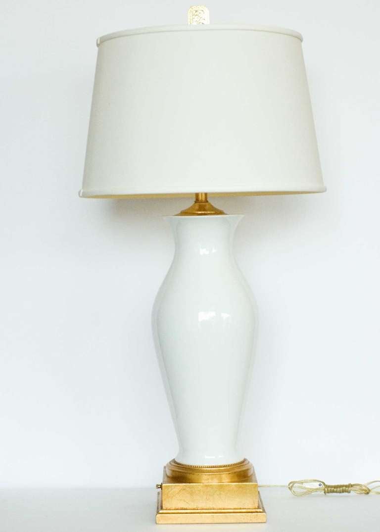Eine Vintage-Lampe aus weißem Porzellan und Blattgold mit dem abgebildeten Lampenschirm. Der Inbegriff klassischer Schlichtheit im großen Stil, ganz wie die Lampen von James Mont.

Inklusive Lampenschirm.