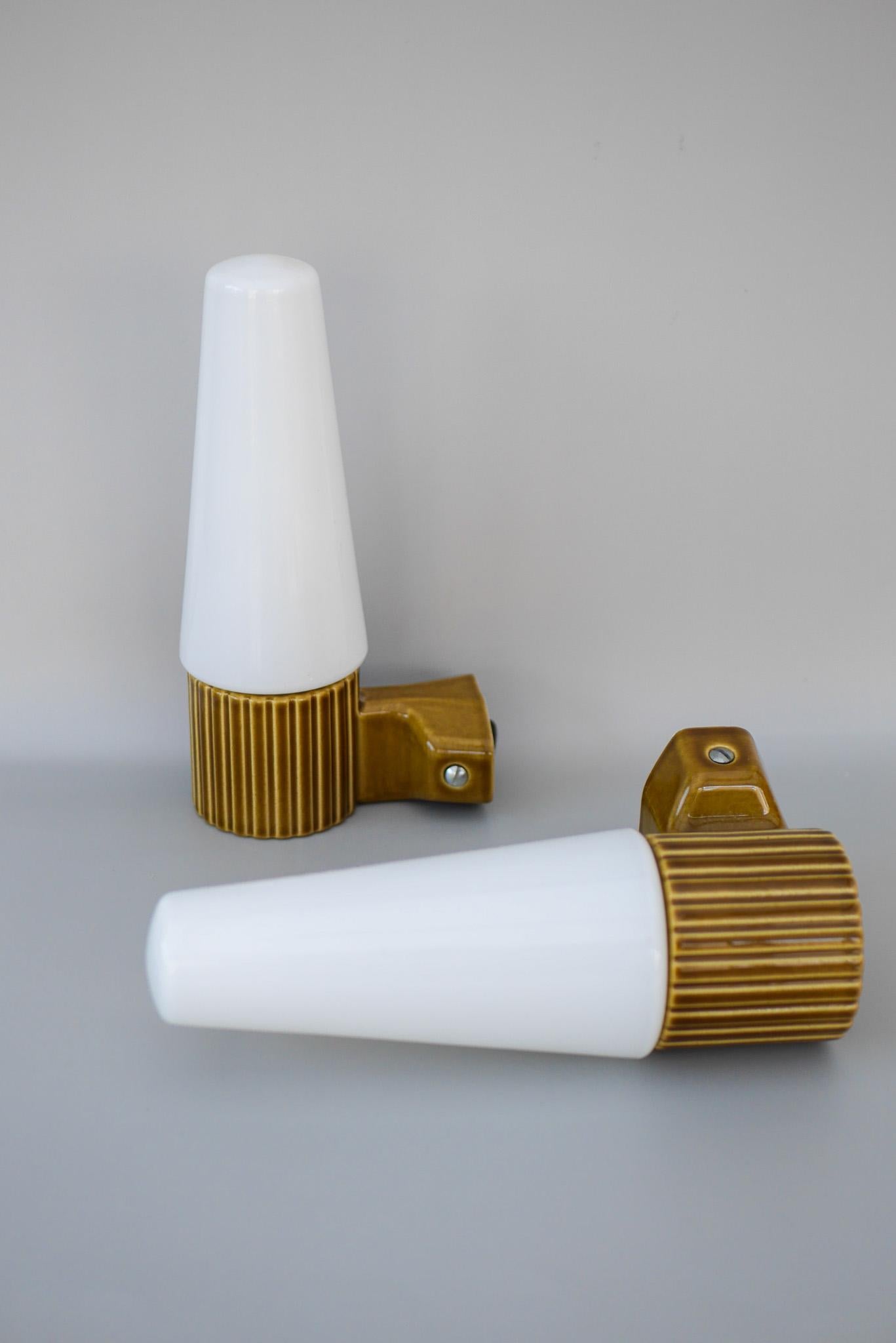 Vintage Porcelain and Glass Wall Sconce by Hans-Agne Jakobsson, IFÖ Sweden, 1960 In Good Condition In Skarpnäck, SE