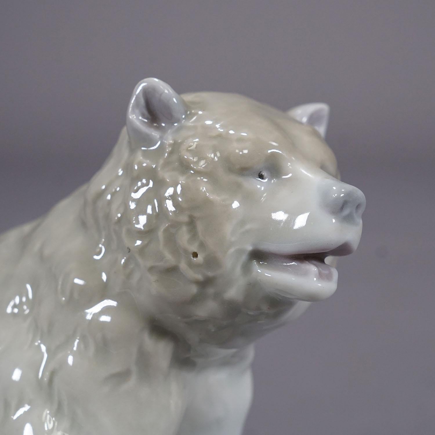Vintage Porcelain Bear Statue, Deutschland, ca. 1950er Jahre (Gegossen) im Angebot