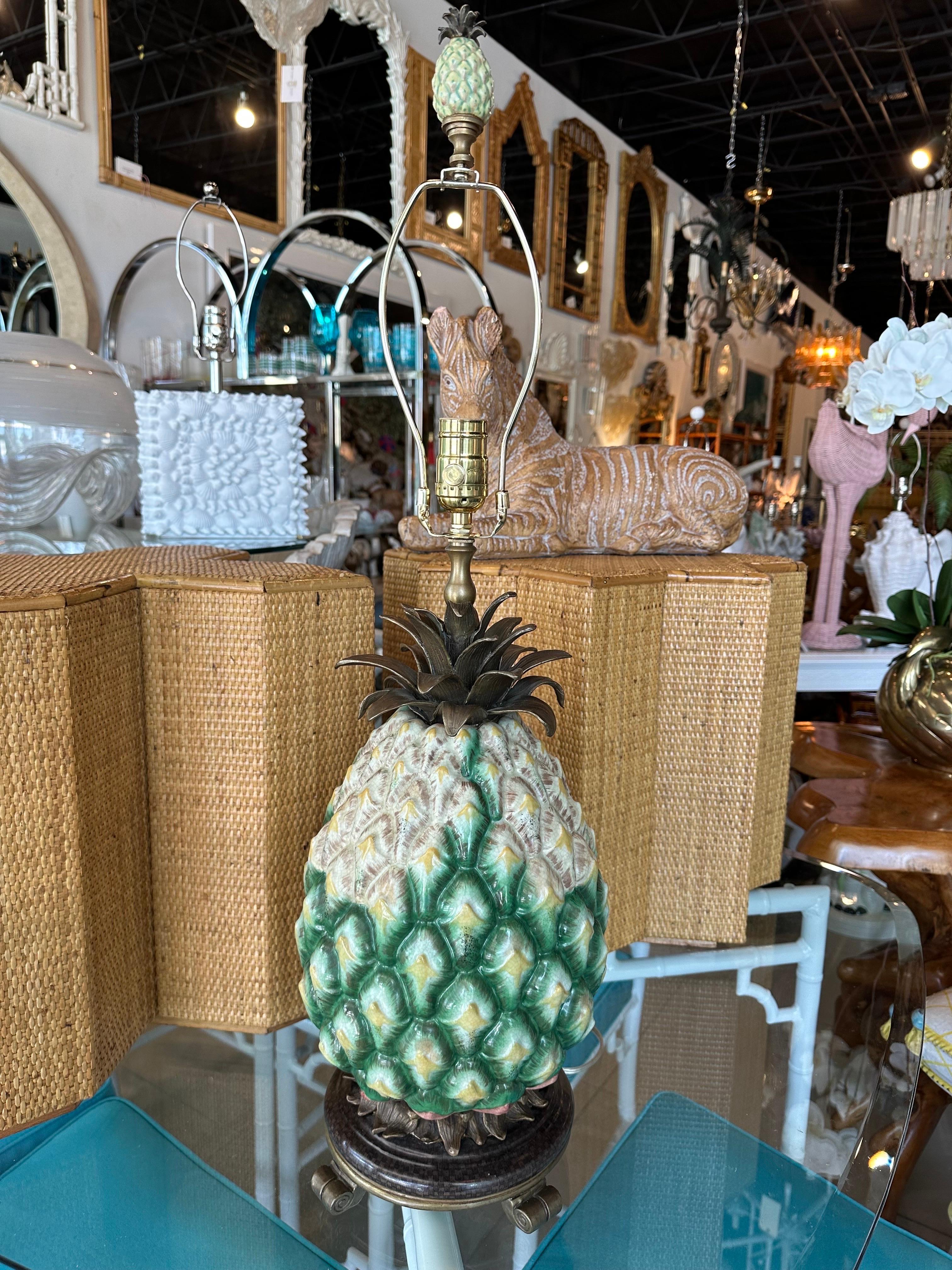 Palm Beach Ananas-Tischlampe aus Porzellan und Messing, neu verdrahtet  im Angebot 6