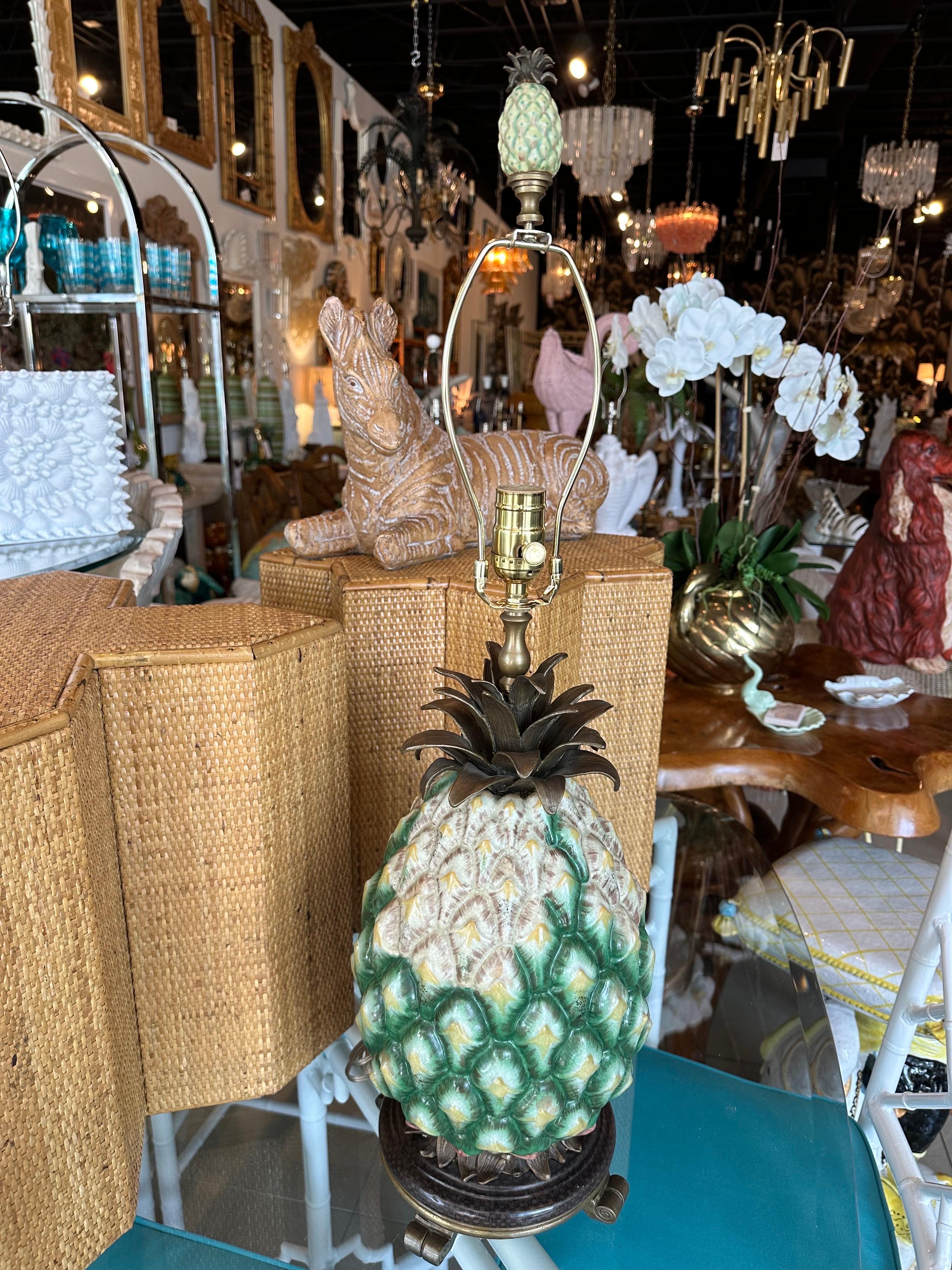Palm Beach Ananas-Tischlampe aus Porzellan und Messing, neu verdrahtet  im Angebot 7