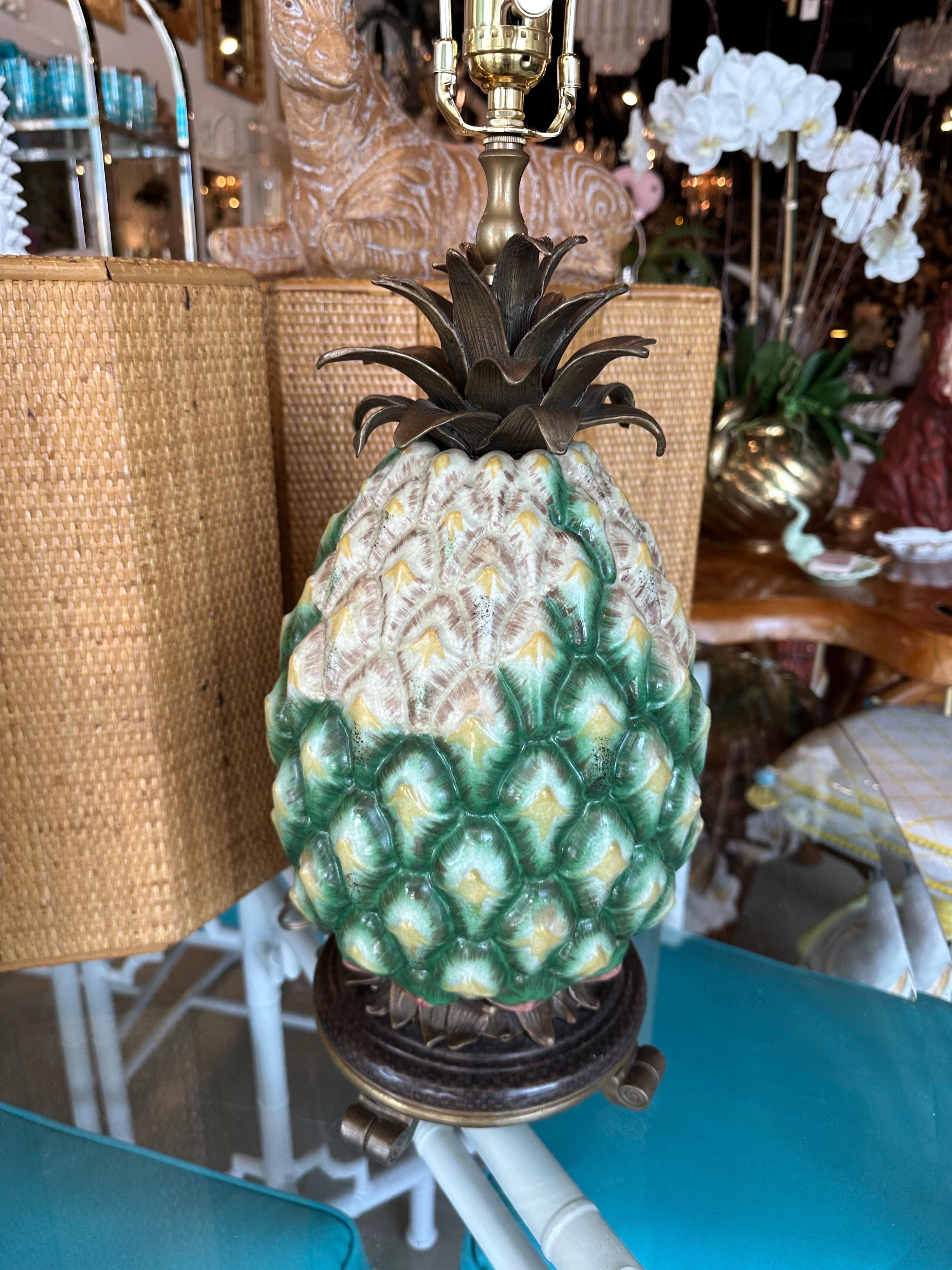 Palm Beach Ananas-Tischlampe aus Porzellan und Messing, neu verdrahtet  im Angebot 8