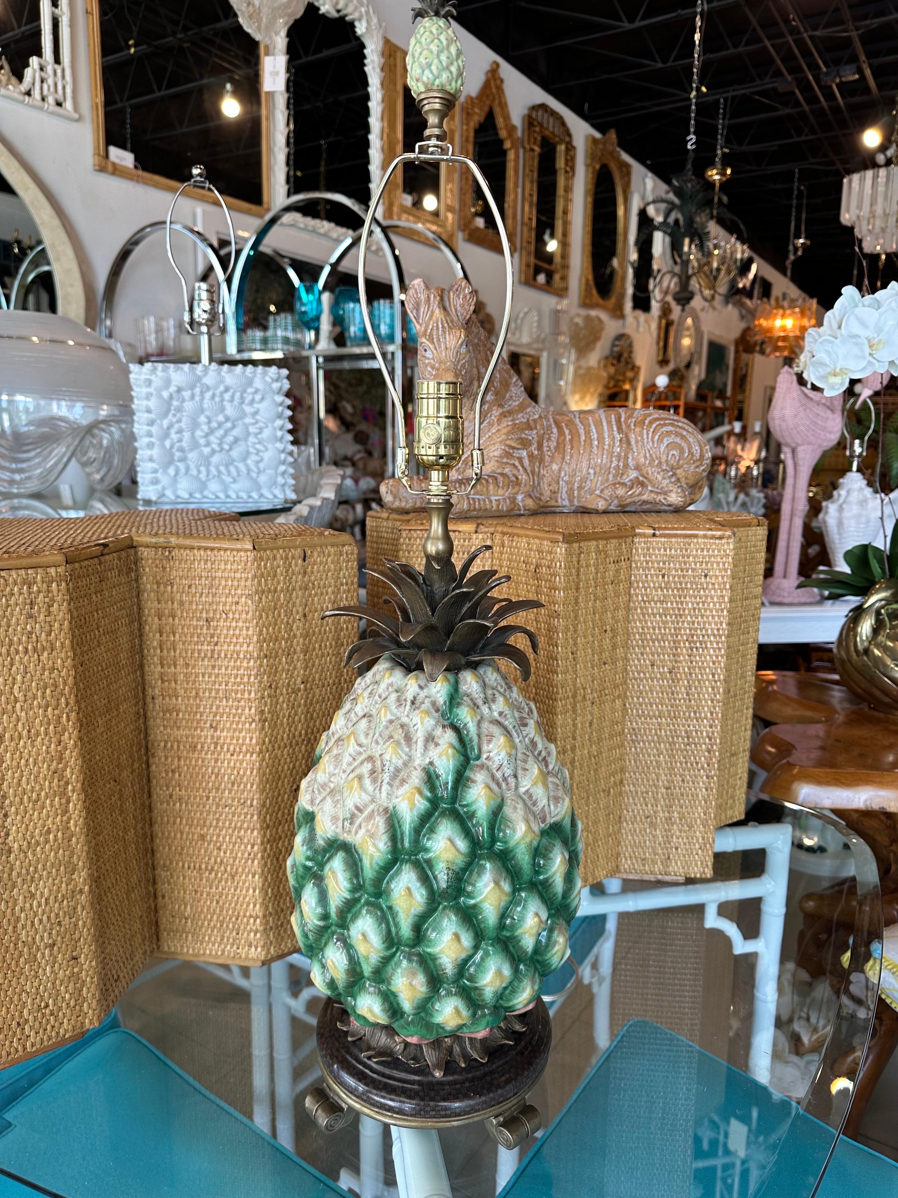 Palm Beach Ananas-Tischlampe aus Porzellan und Messing, neu verdrahtet  im Angebot 9