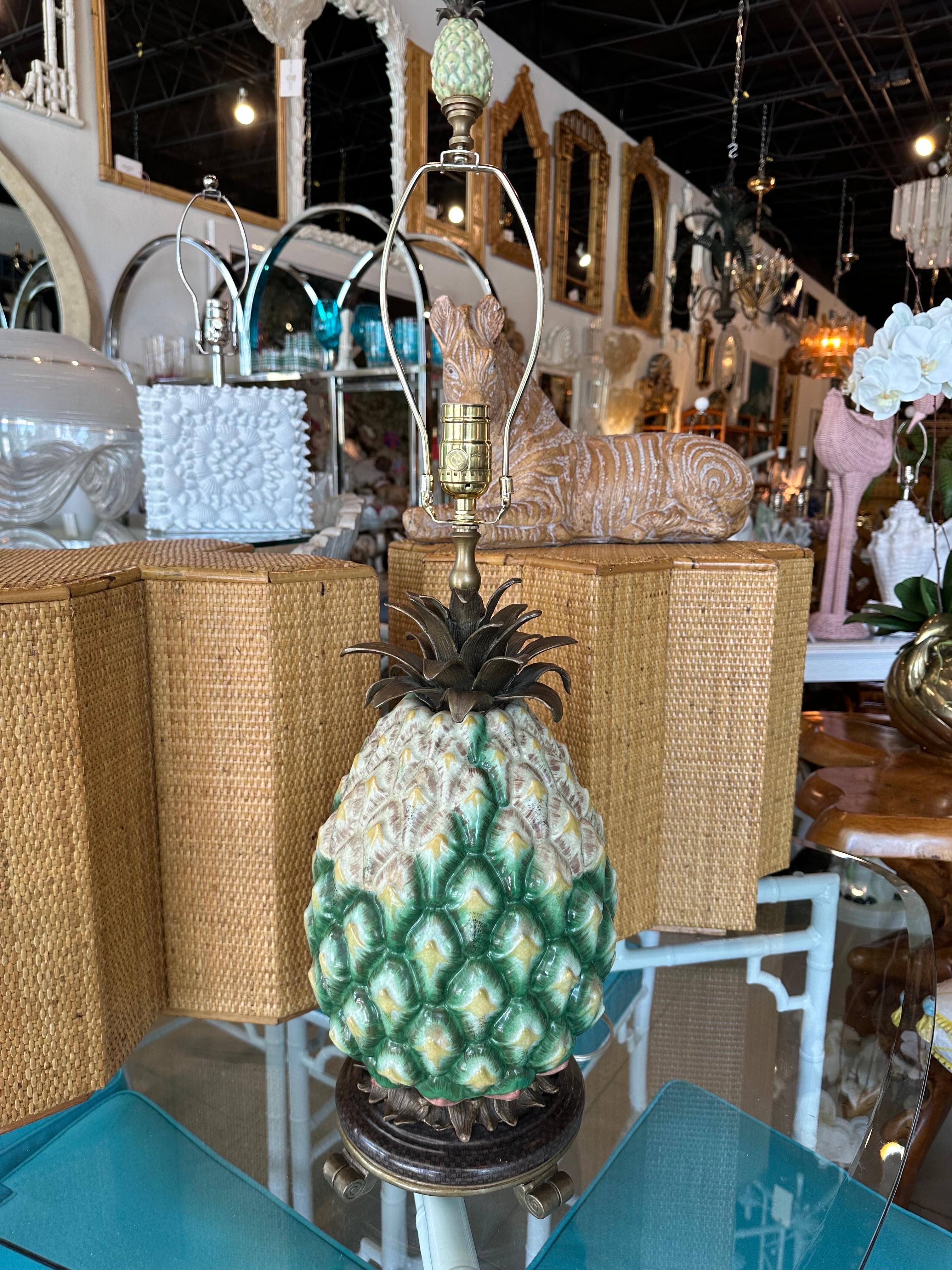 Palm Beach Ananas-Tischlampe aus Porzellan und Messing, neu verdrahtet im Angebot 9