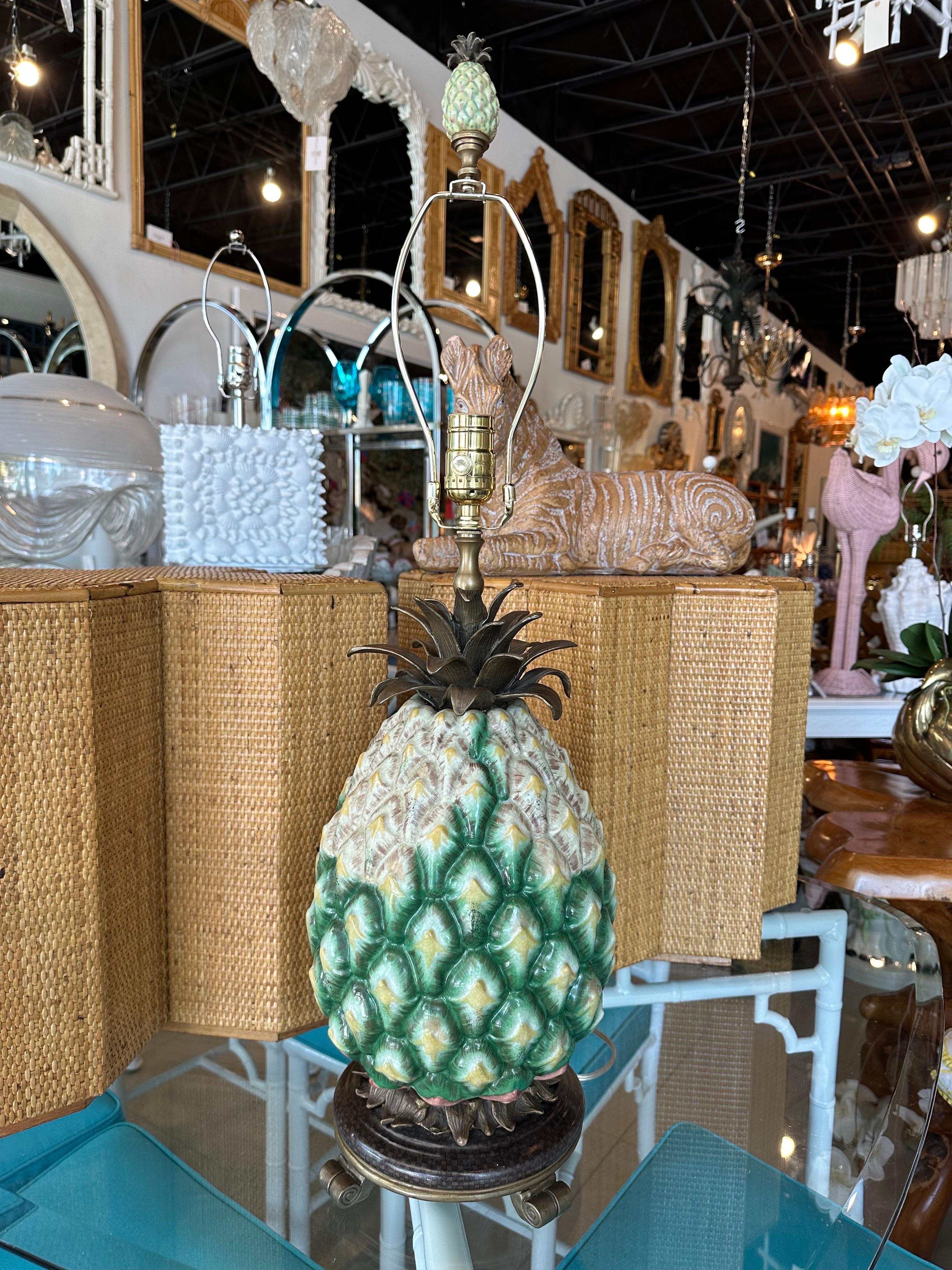 Palm Beach Ananas-Tischlampe aus Porzellan und Messing, neu verdrahtet  im Angebot 11