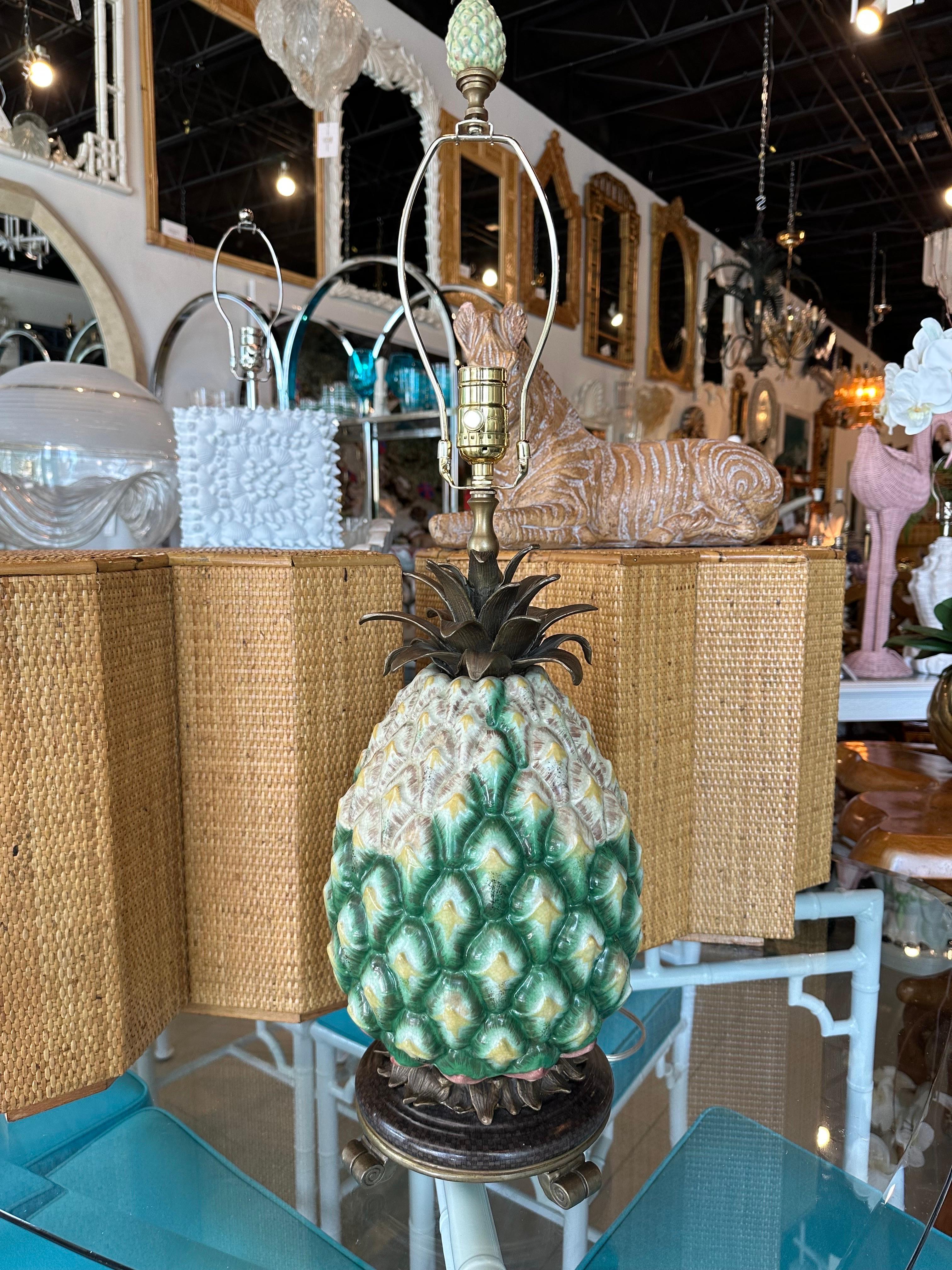 Palm Beach Ananas-Tischlampe aus Porzellan und Messing, neu verdrahtet im Angebot 12