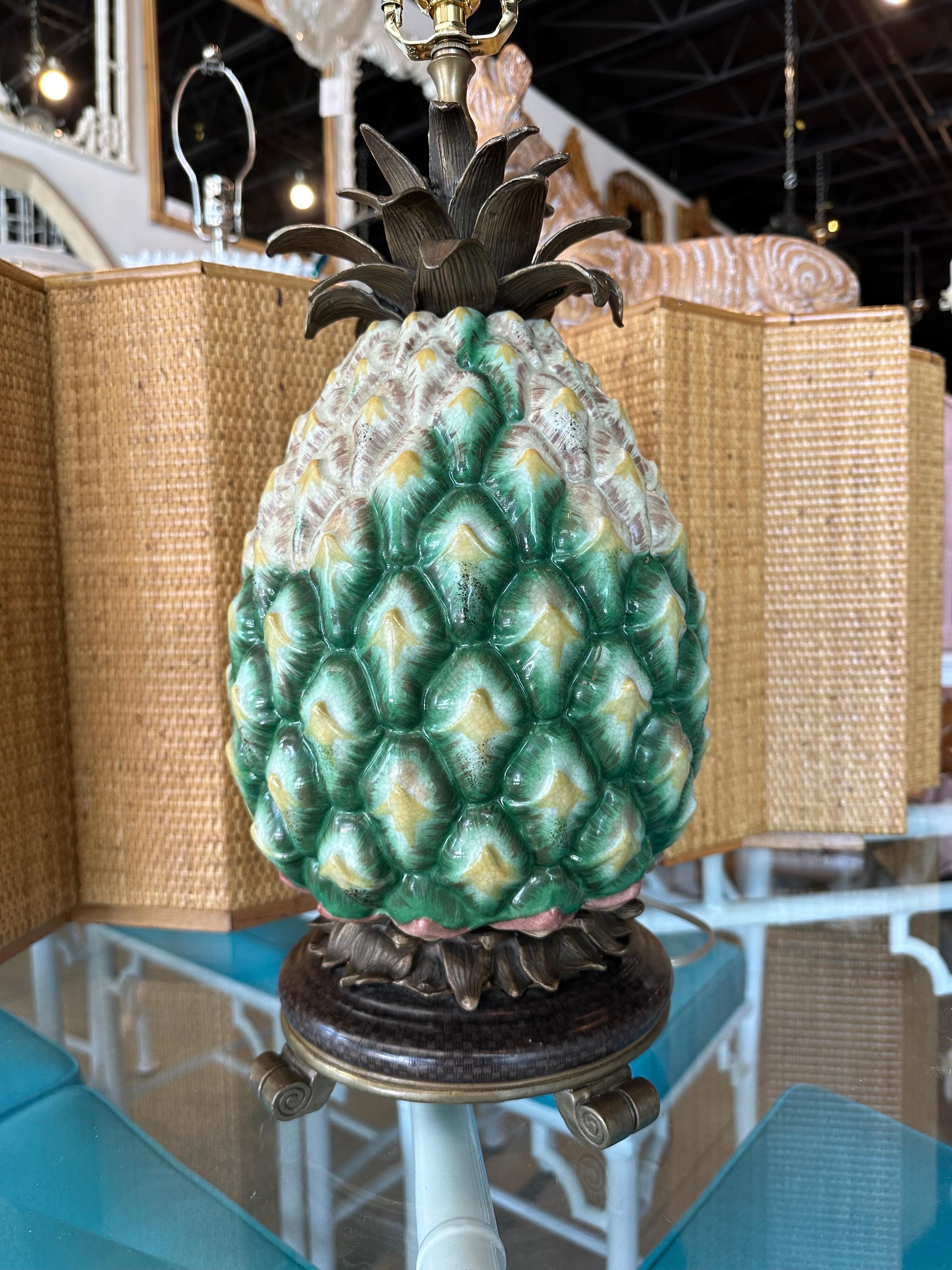 Palm Beach Ananas-Tischlampe aus Porzellan und Messing, neu verdrahtet  (Hollywood Regency) im Angebot