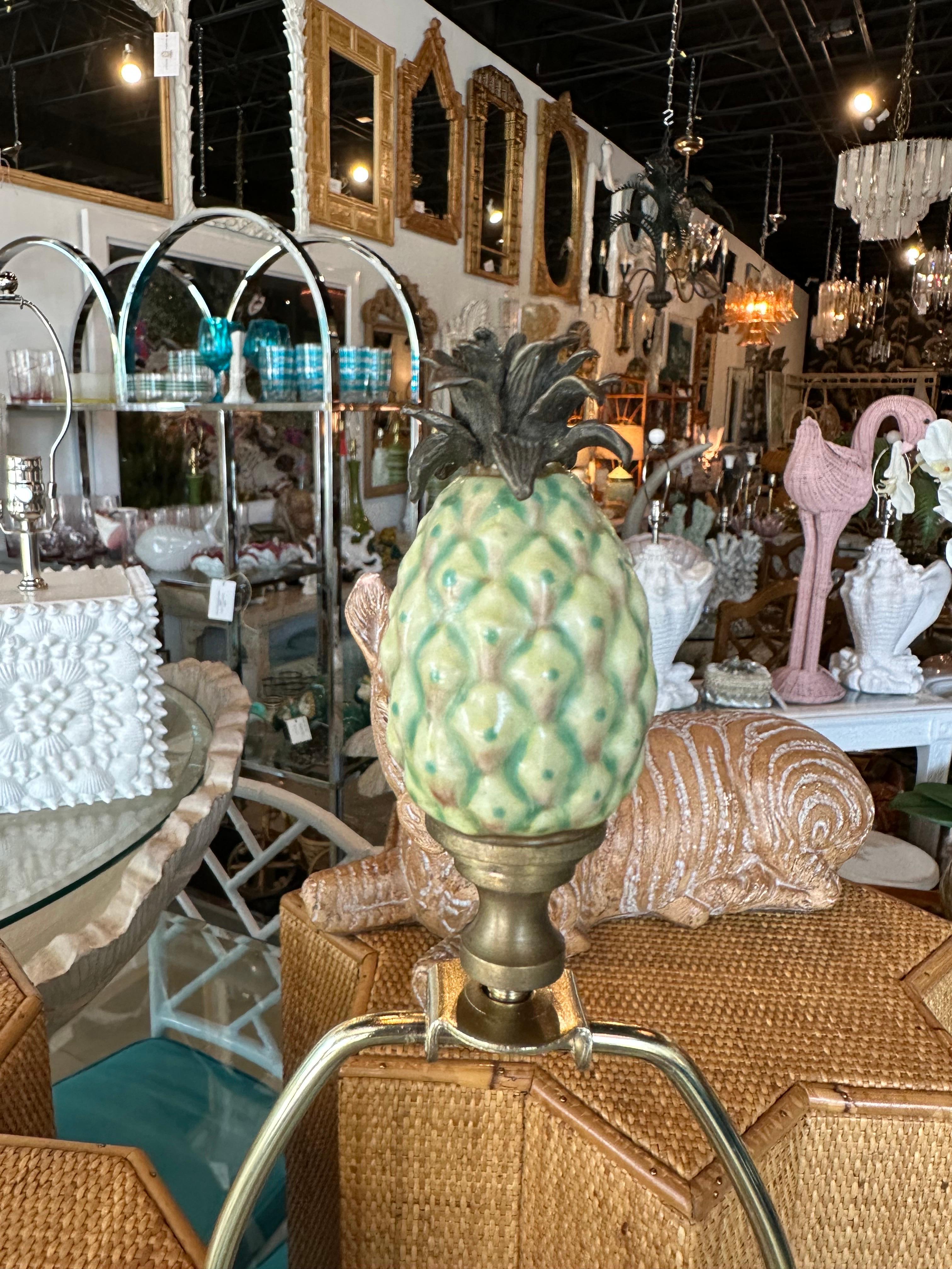 Palm Beach Ananas-Tischlampe aus Porzellan und Messing, neu verdrahtet  (amerikanisch) im Angebot