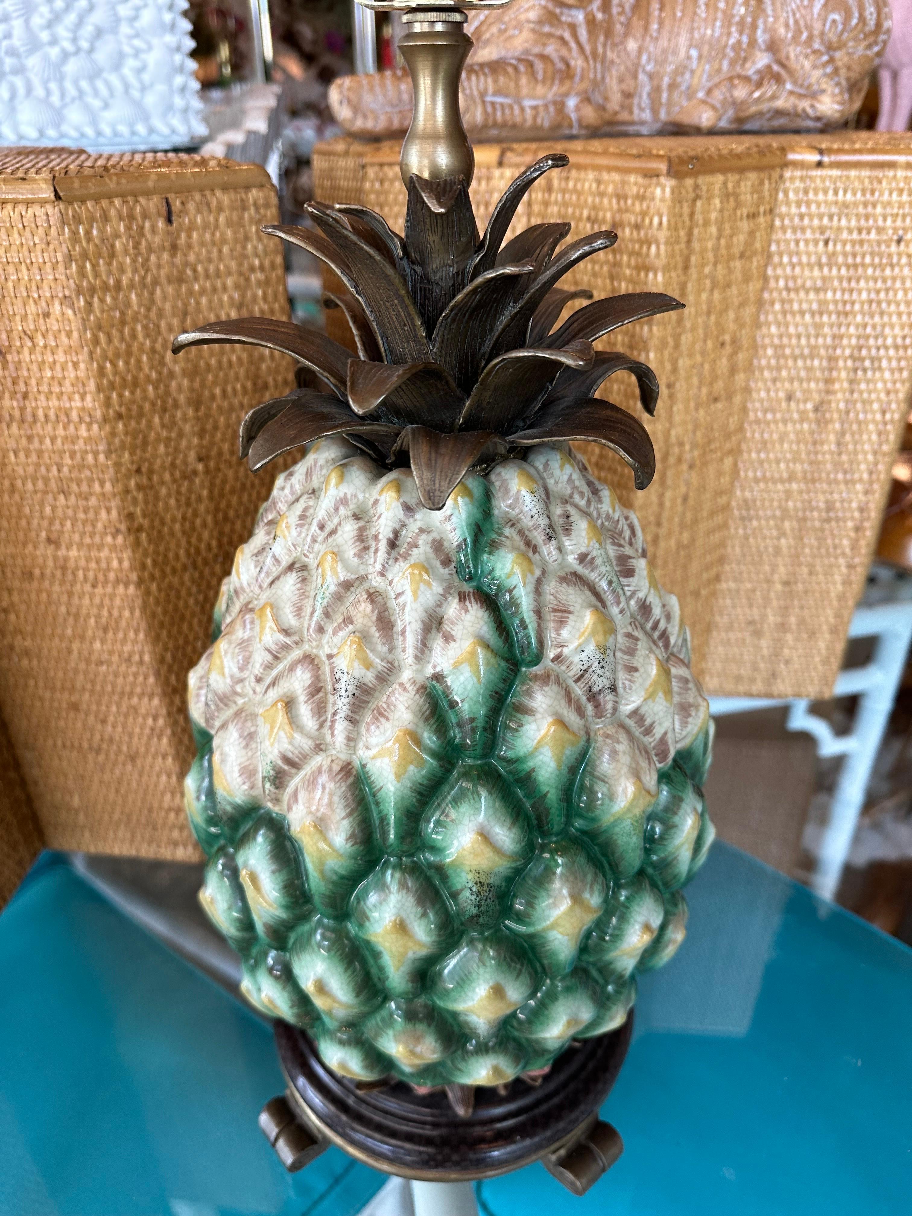 Vintage Porcelain & Brass Palm Beach Pineapple Table Lamp Newly Wired  In Good Condition For Sale In West Palm Beach, FL