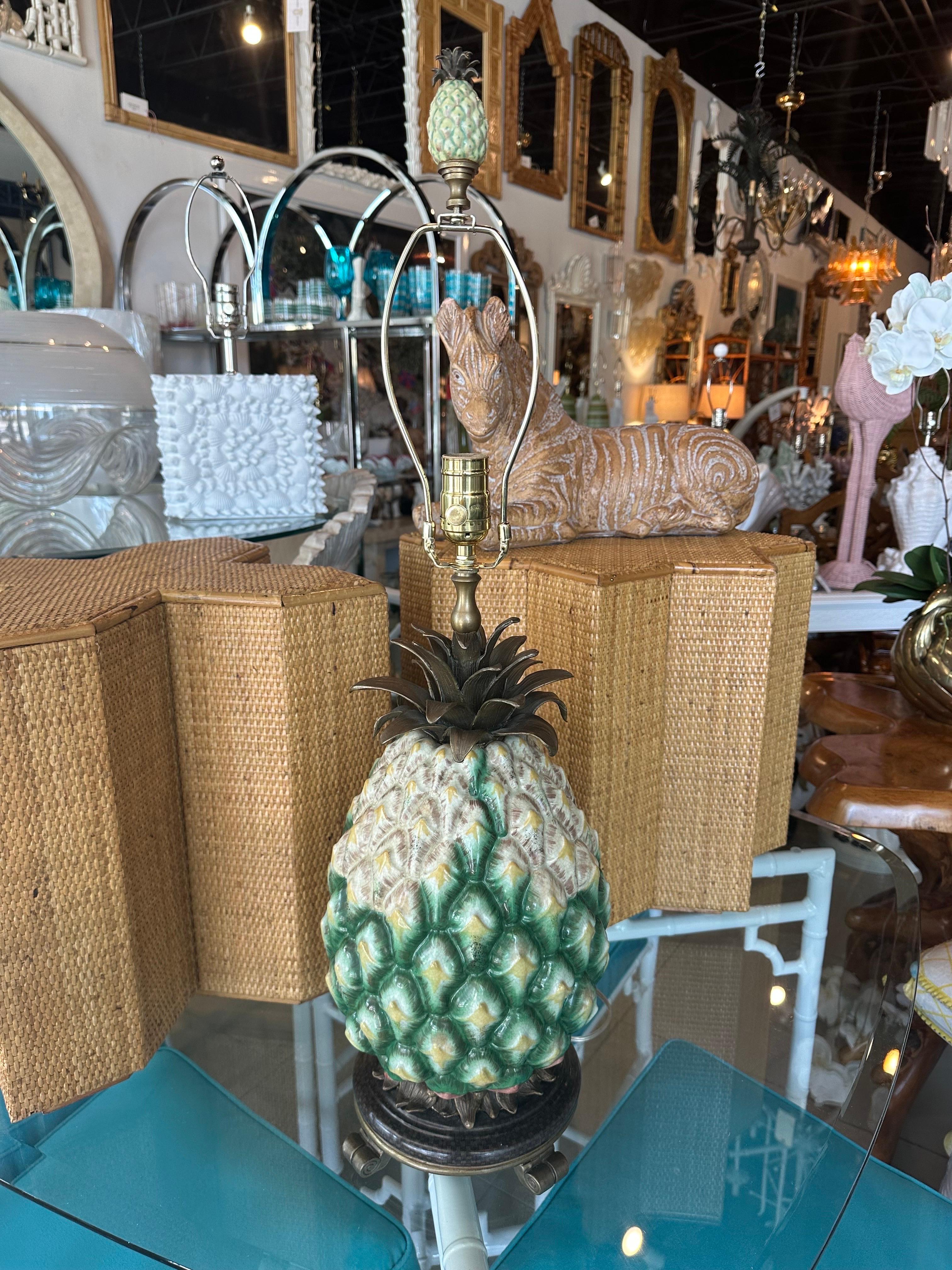 Palm Beach Ananas-Tischlampe aus Porzellan und Messing, neu verdrahtet  im Angebot 2