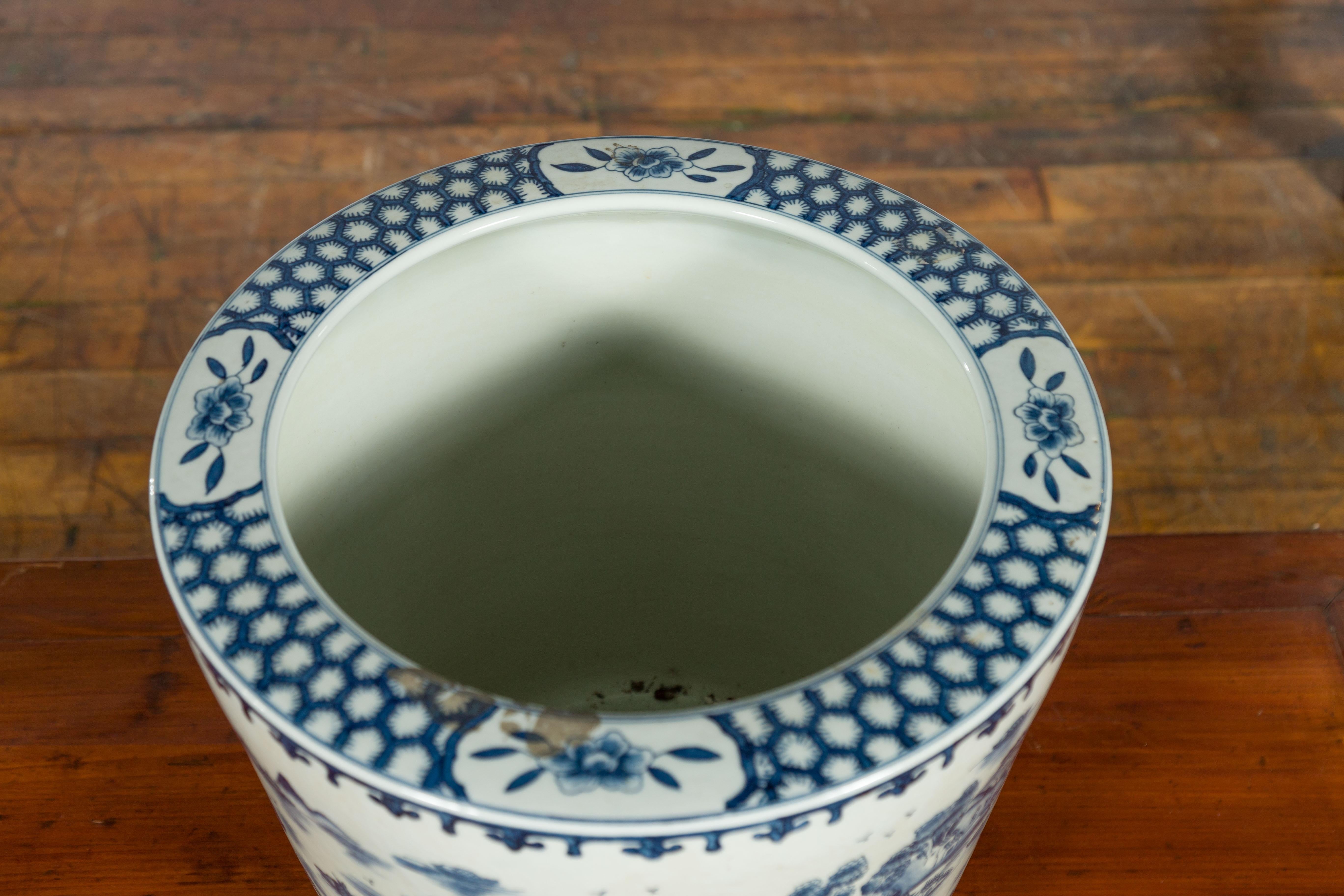 Vaso di porcellana d'epoca con paesaggio montano bianco e blu in vendita 3