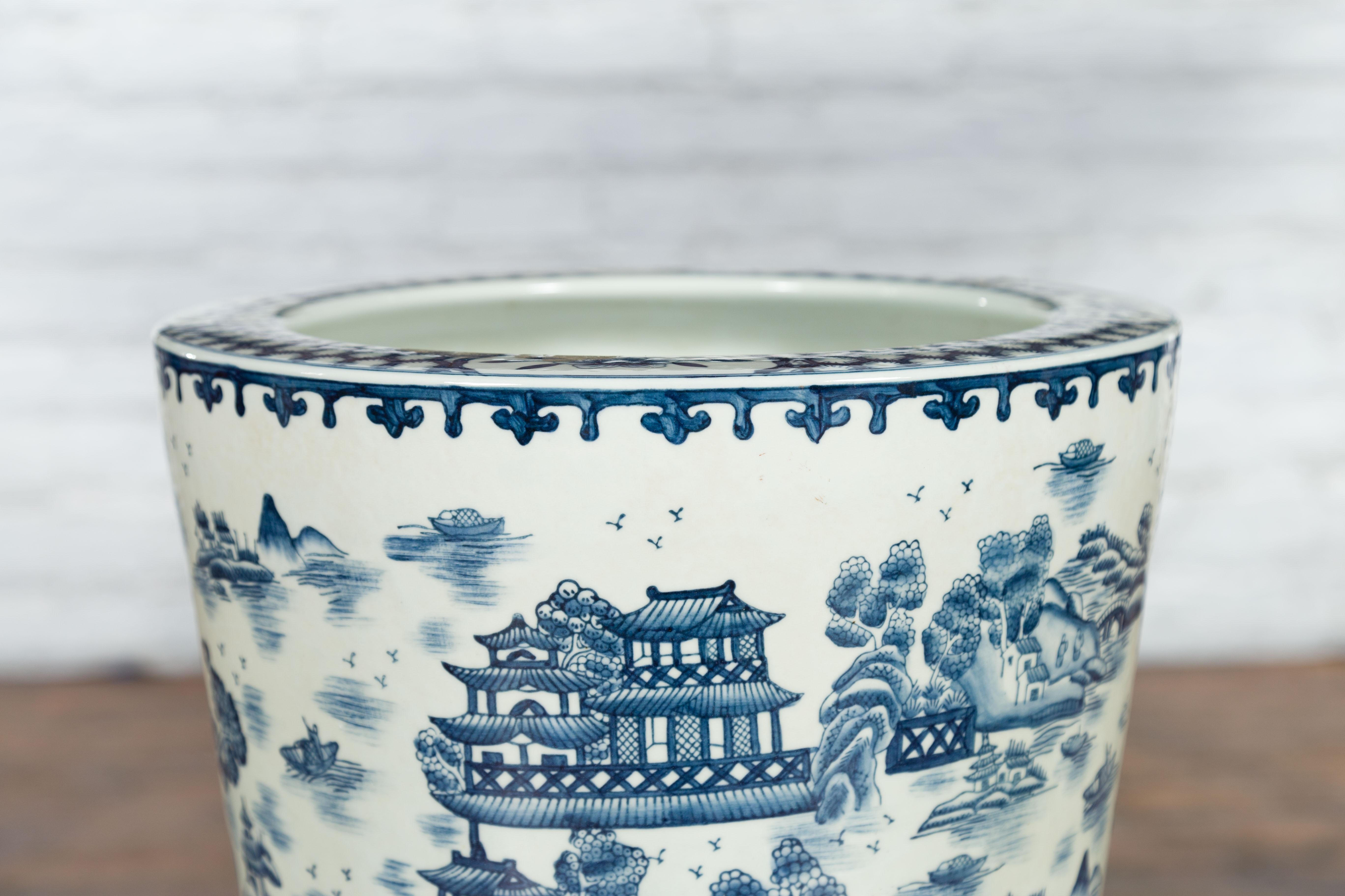 Dipinto a mano Vaso di porcellana d'epoca con paesaggio montano bianco e blu in vendita