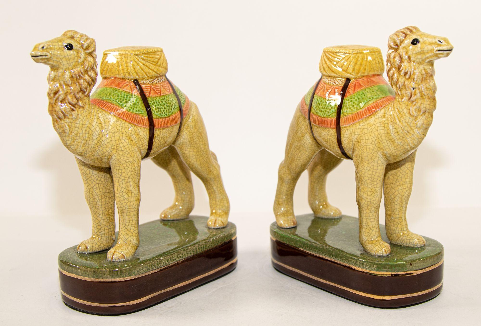 Serre-livres figurines sculptées en porcelaine camel vintage en vente 4