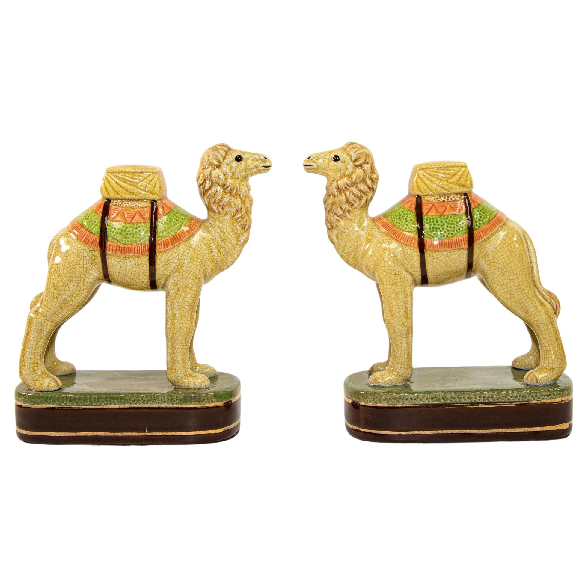 Serre-livres figurines sculptées en porcelaine camel vintage en vente