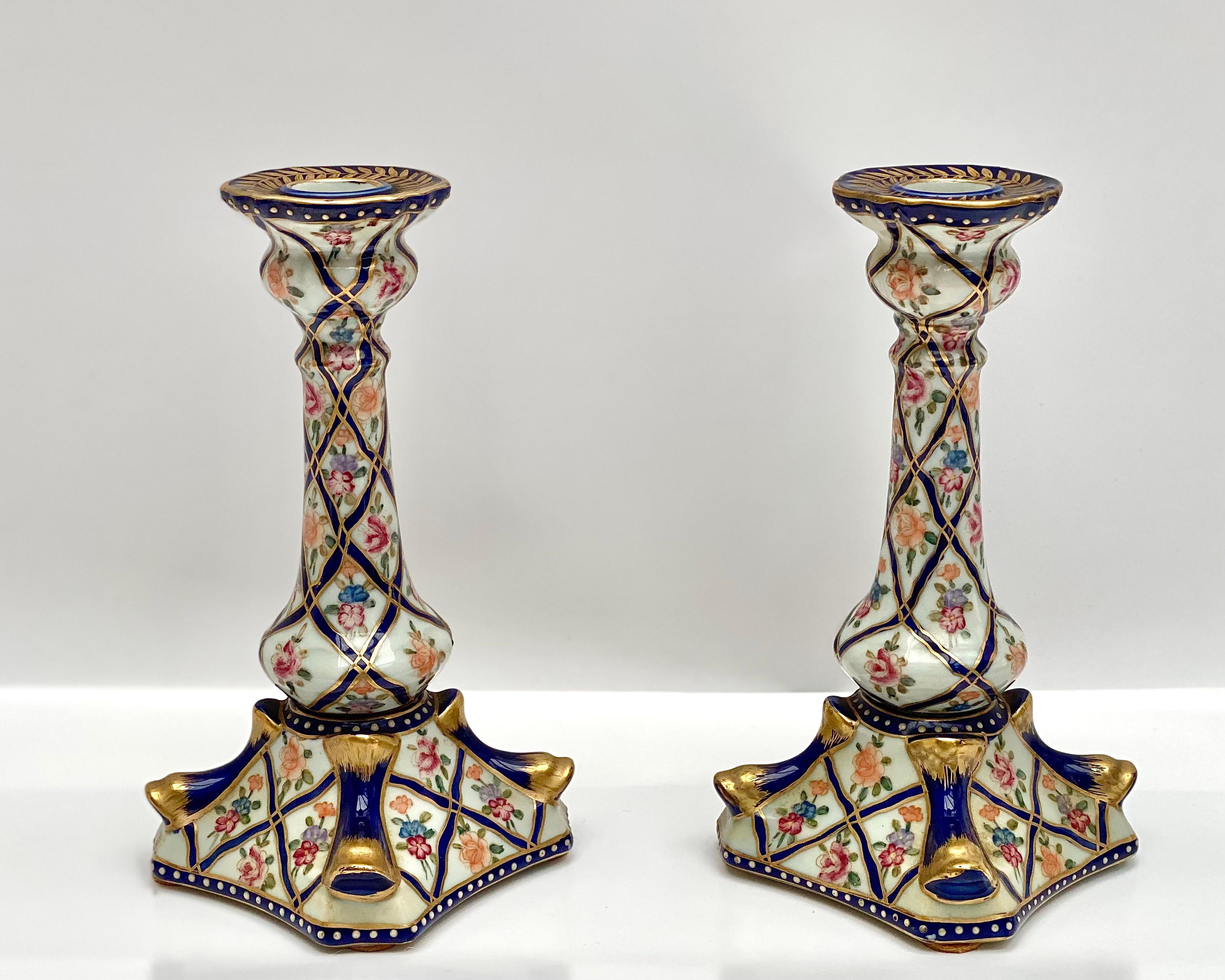 Francese Candelieri in porcellana d'epoca, dipinti a mano con motivi floreali, coppia, Francia, metà del XX secolo in vendita