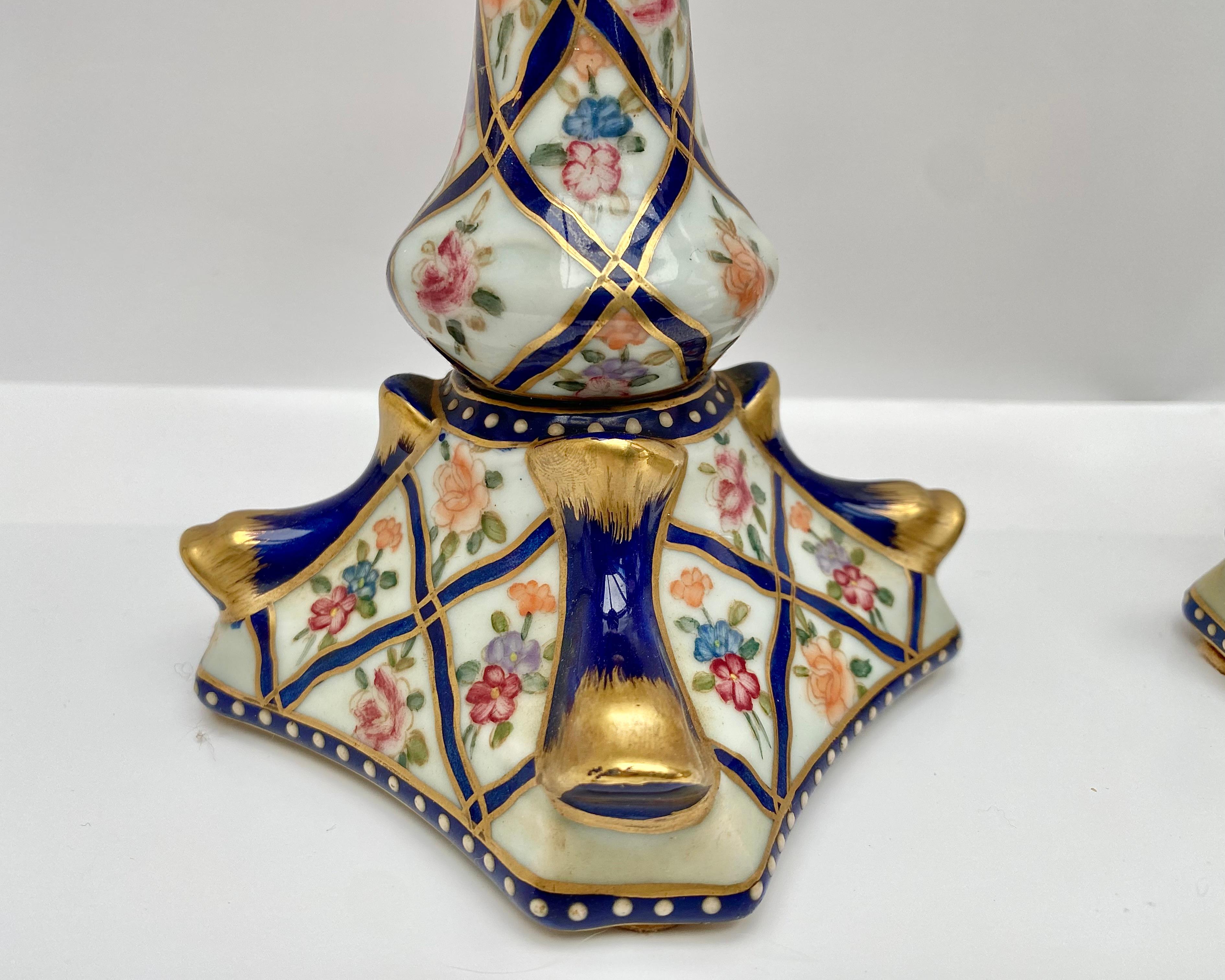 Candelieri in porcellana d'epoca, dipinti a mano con motivi floreali, coppia, Francia, metà del XX secolo In condizioni ottime in vendita a Bastogne, BE